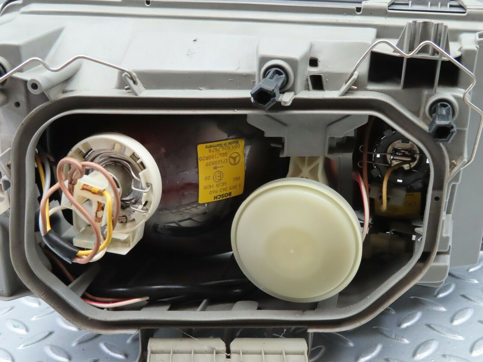 6685 Mercedes-Benz S124 E220 Wagon Headlight Bosch Left Side 1305544186