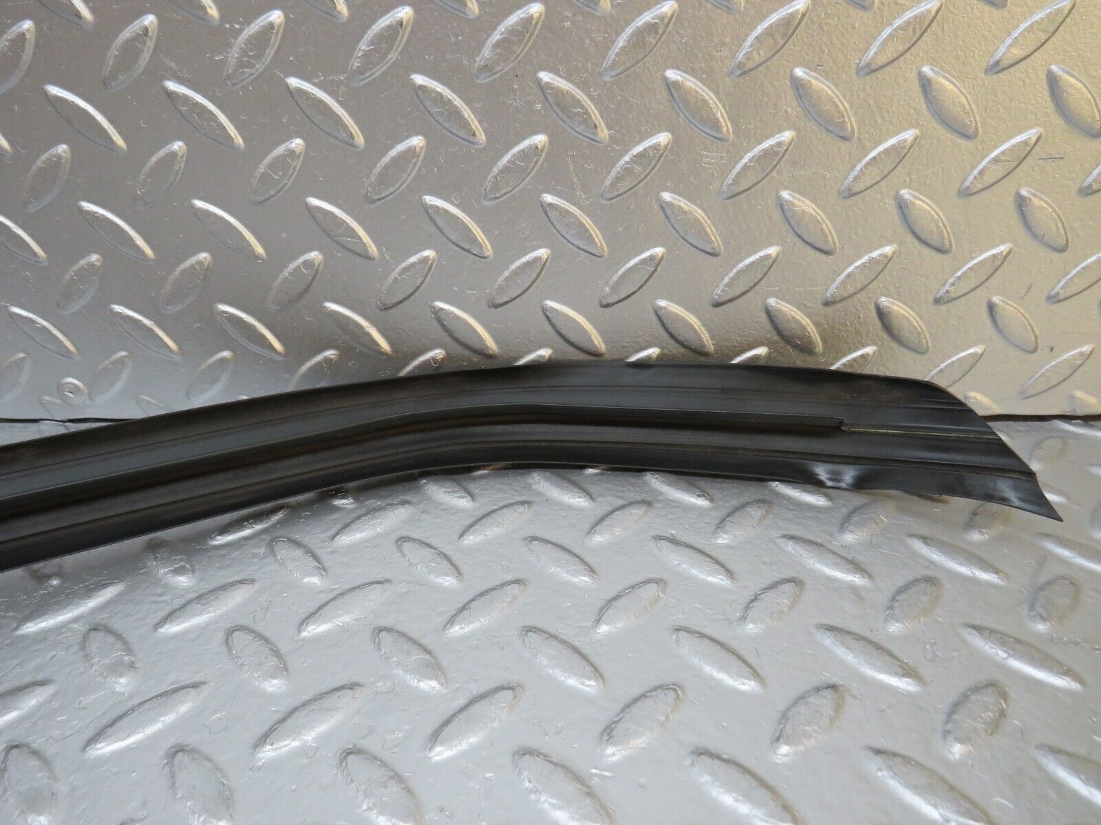 29242 Mercedes-Benz W124 230E Rear Windscreen Lower Rubber Seal