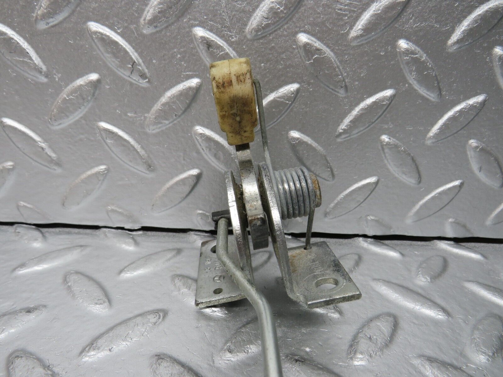 31409 Mercedes-Benz S124 220TE Wagon Rear Left Seat Bench Locking Mechanism