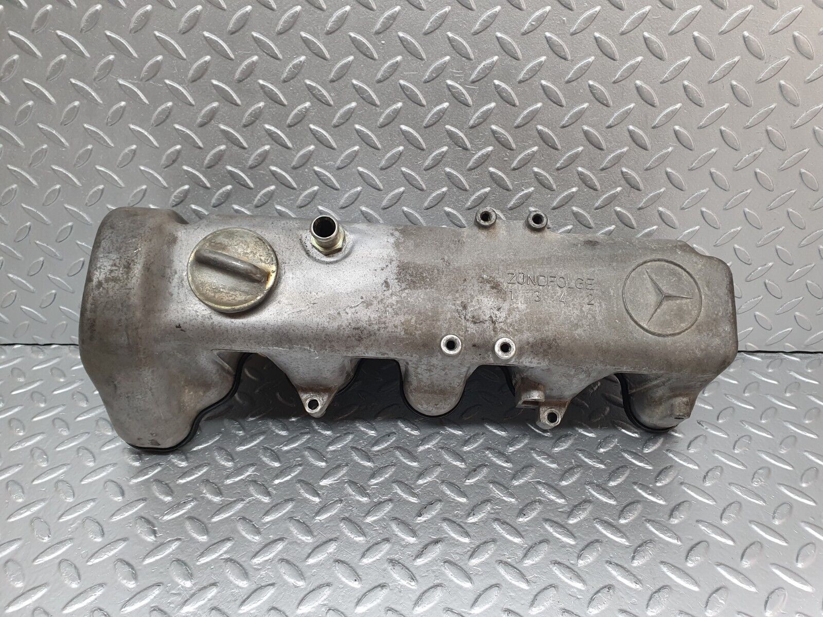 40866 Mercedes-Benz W123 240D Cylinder Head Valve Cover 6160161105