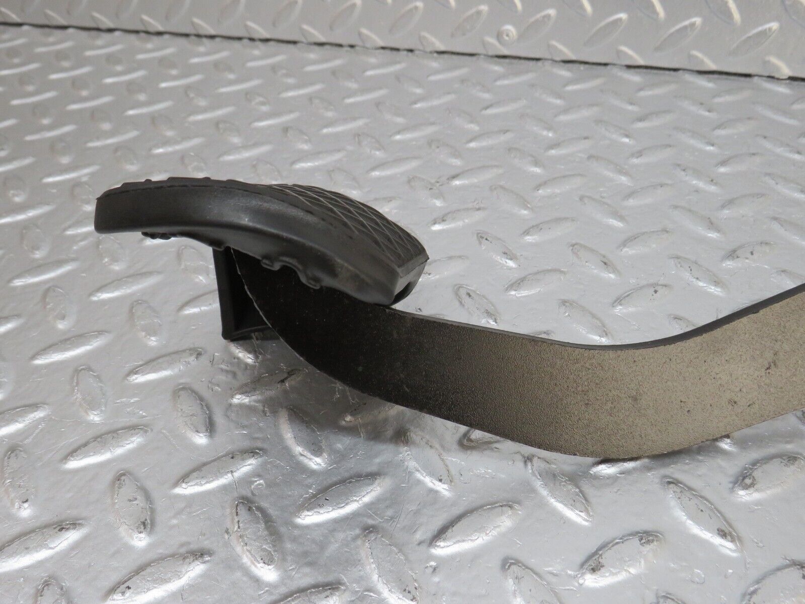 33710 Mercedes-Benz W201 190E 2.0L Brake Pedal With Rubber 1232910082