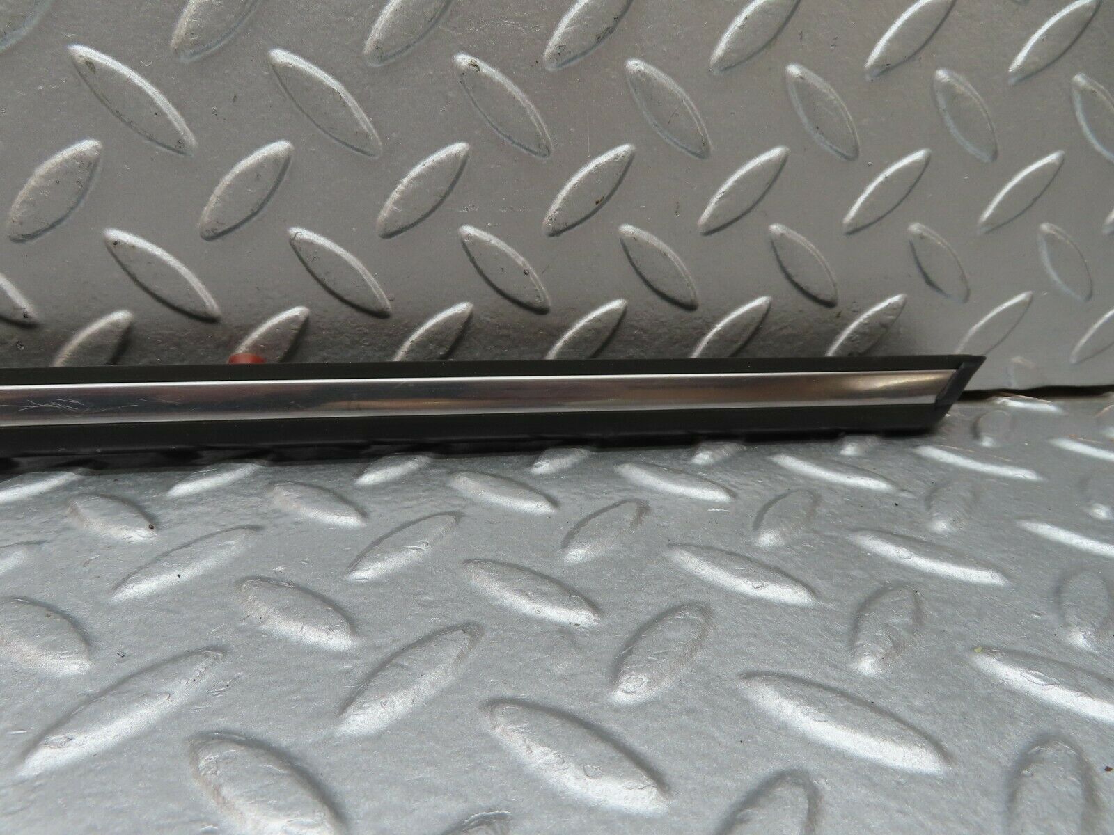 18006 Mercedes-Benz W123 200 Front Right Door Centre Moulding Trim