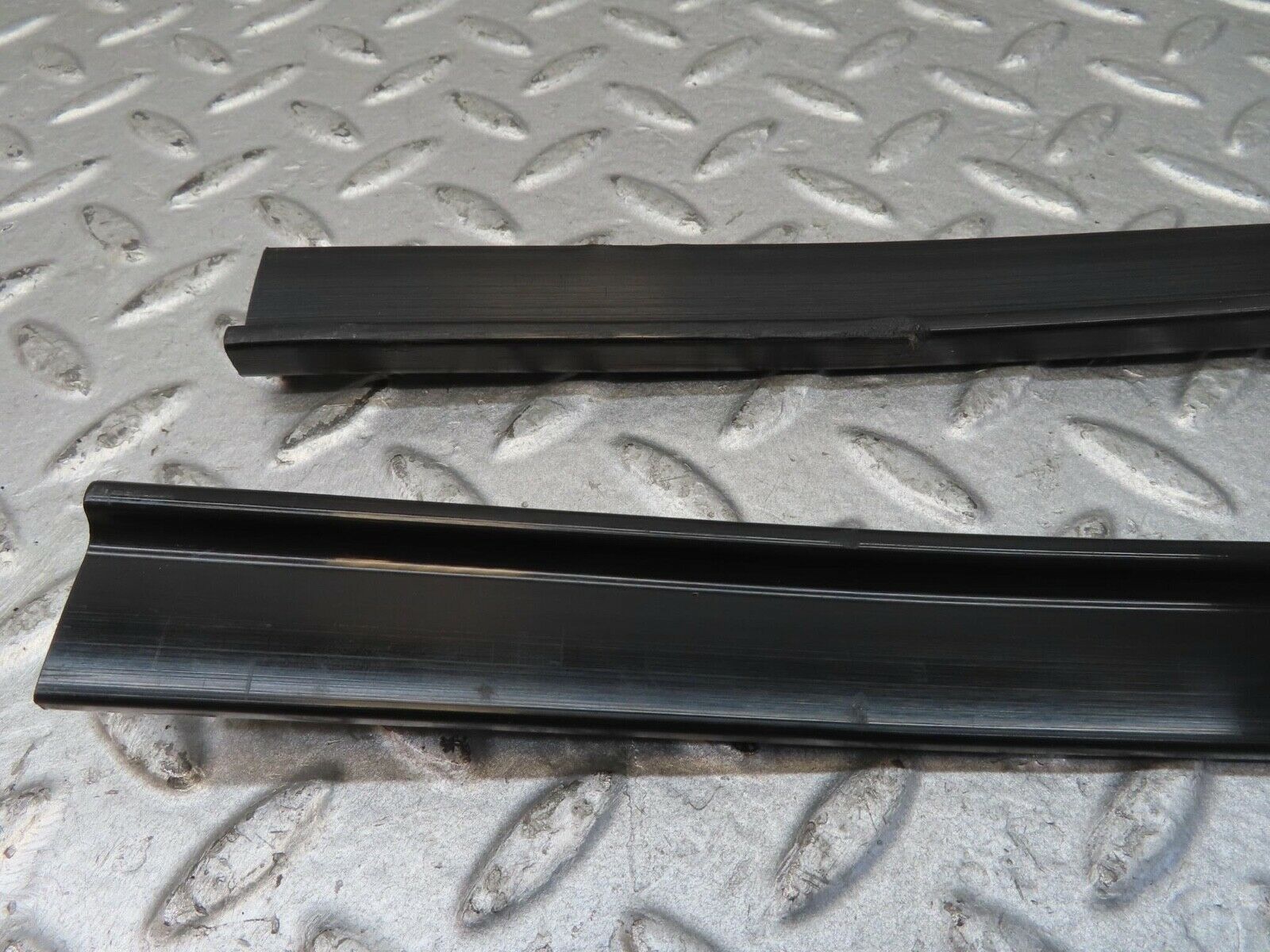 13691 Mercedes-Benz W123 200 Seat Belt Runner Pair
