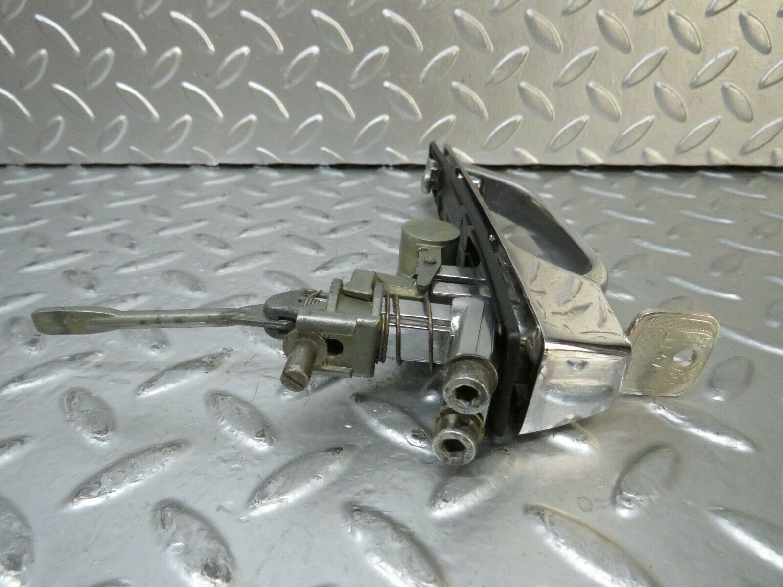 23720 Mercedes-Benz W116 350E Front Right Exterior Door Handle Key 1167600259