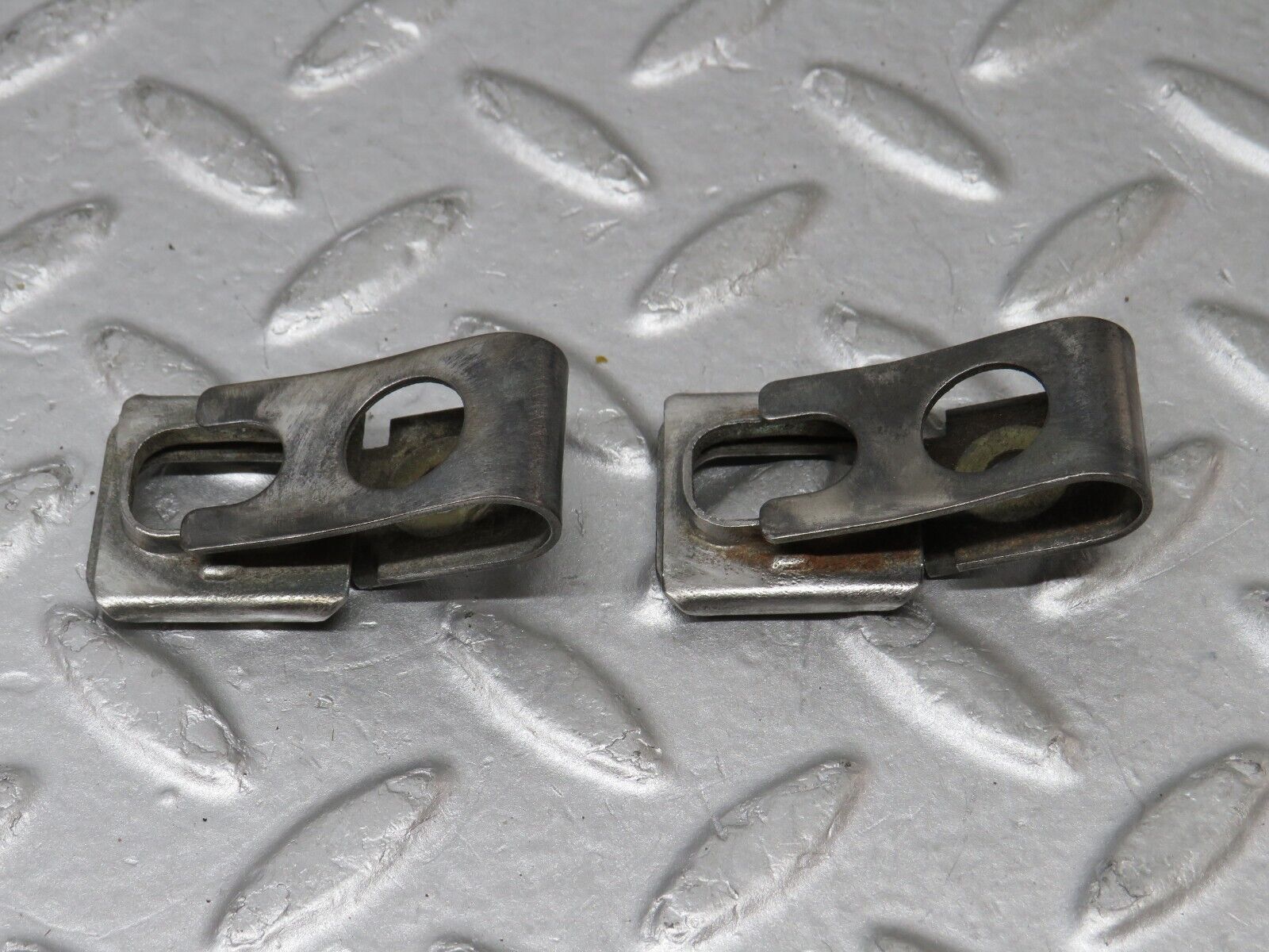 36244 Mercedes-Benz W126 420SE Fuel Injector Bracket 2x