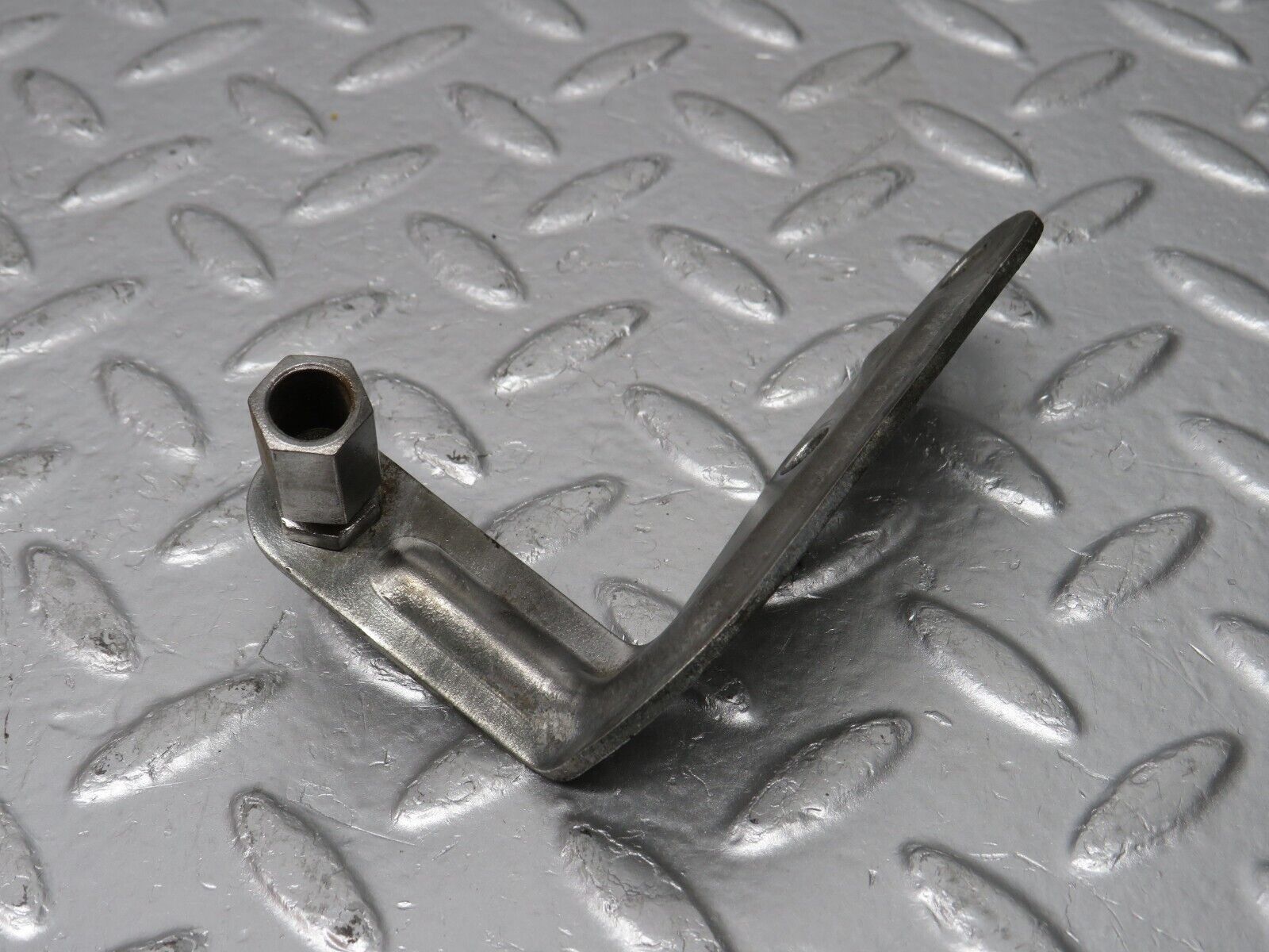 31163 Mercedes-Benz W123 200D Accelerator Cable Bracket