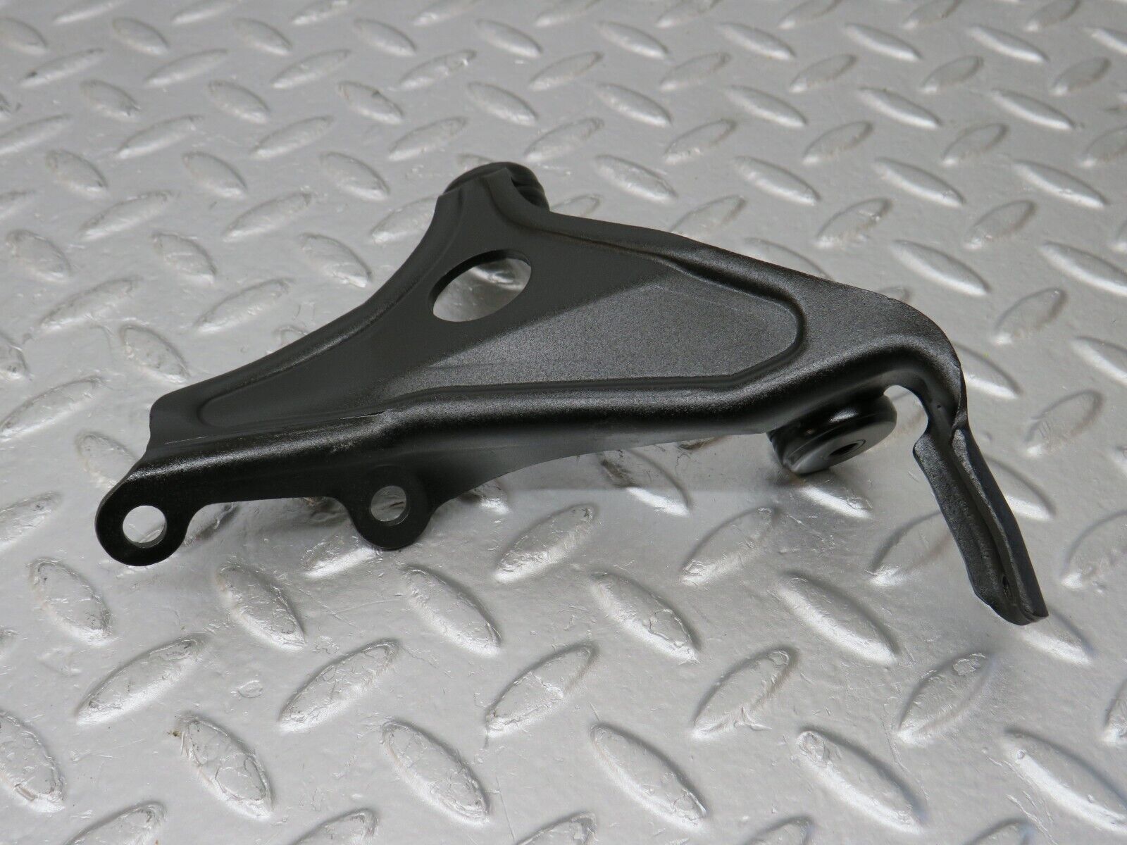 34593 Mercedes-Benz C126 380SEC Coupe Air Intake Manifold Bracket