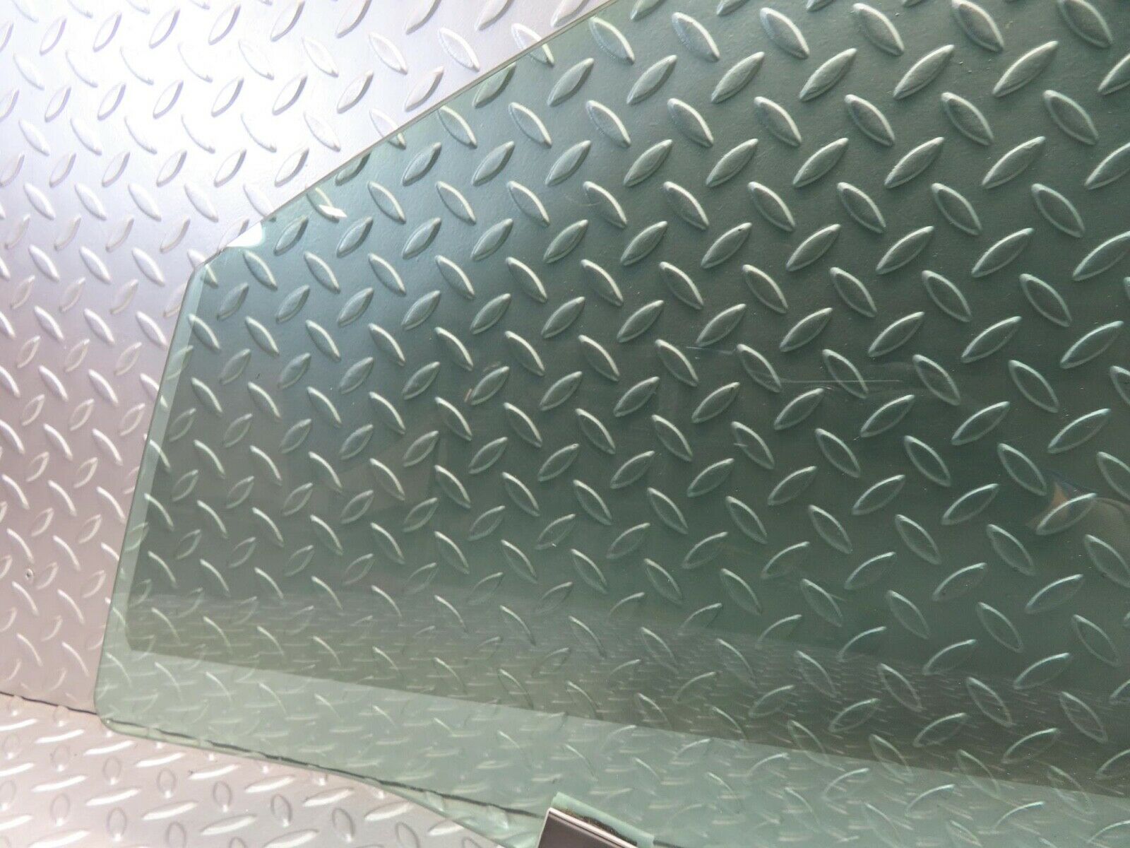 11228 Mercedes-Benz W221 S320 Front Left Door Window Glass