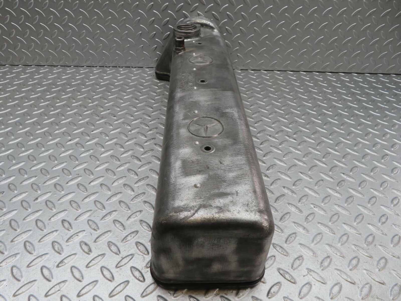 13825 Mercedes-Benz W111 230S Cylinder Head Valve Cover 1800161305