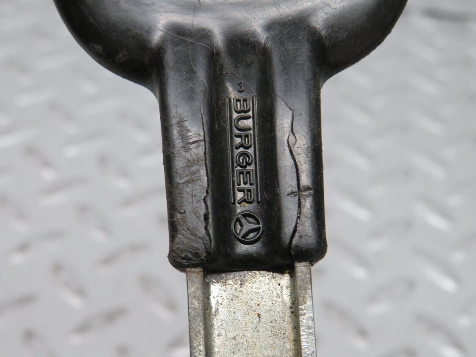 31151 Mercedes-Benz W123 200D Front Right Seat Side Sliding Handle