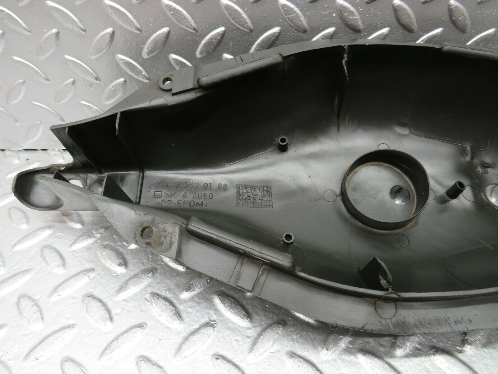 22427 Mercedes-Benz C124 E220 Coupe Rear Control Arm Cover 1293520188