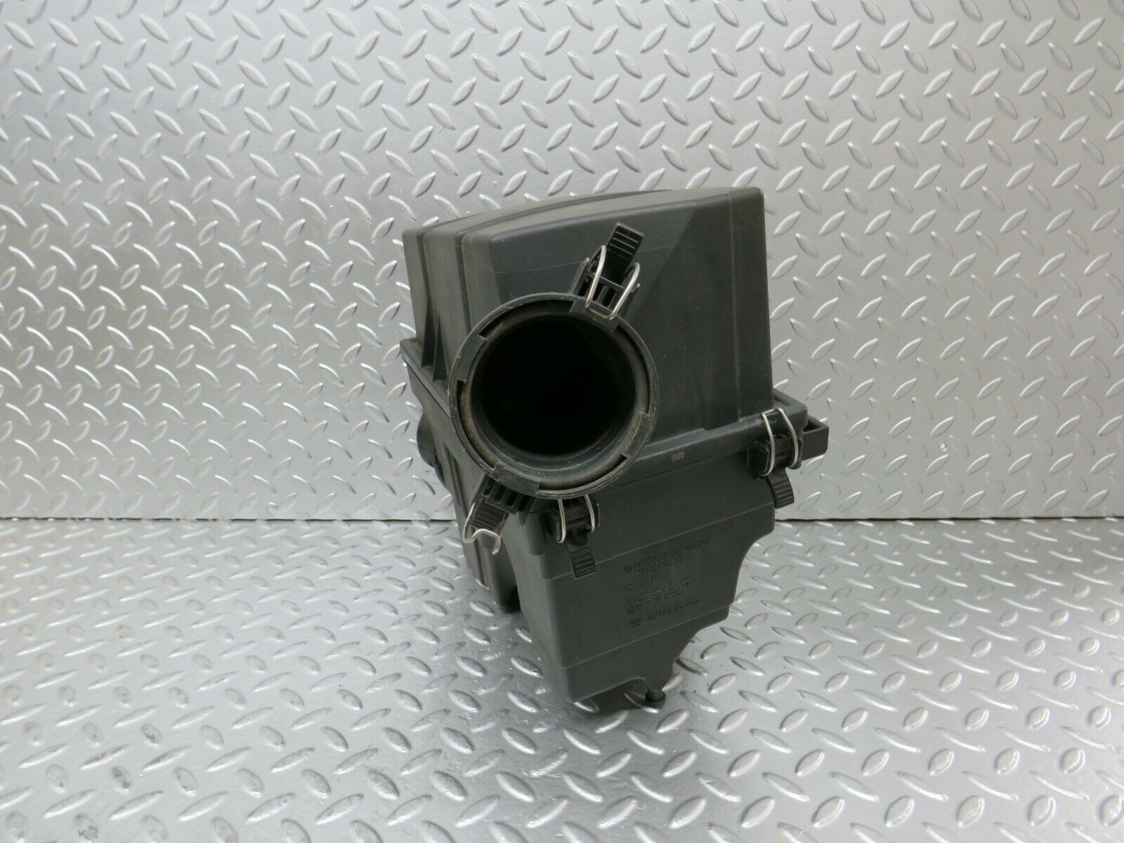 24356 Mercedes-Benz S124 220TE Wagon Air Filter Housing 1110940102