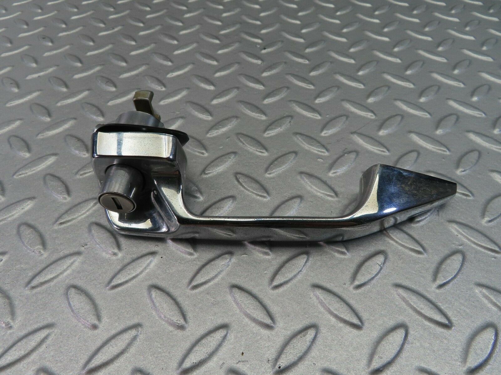 7827 Mercedes-Benz W115 220D Exterior Door Handle Front Left 1157600501