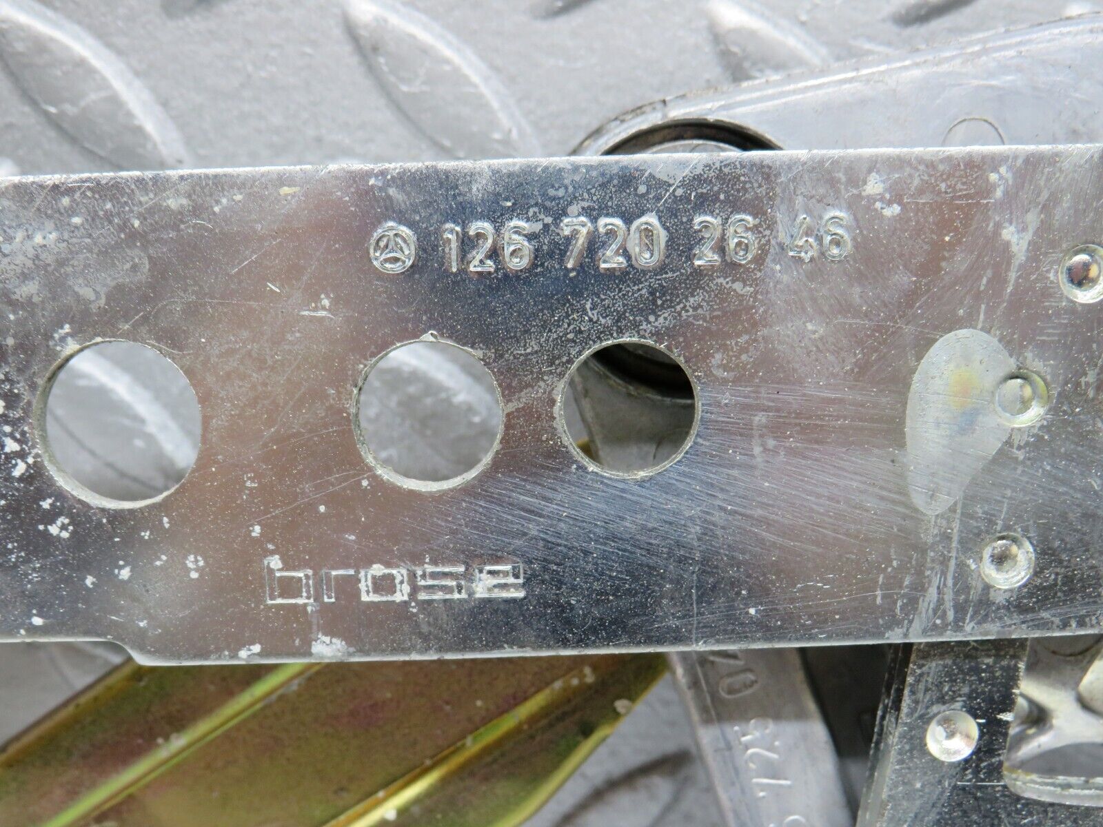 36862 Mercedes-Benz C126 420SEC Right Door Power Window Regulator 1267202646 1267250411