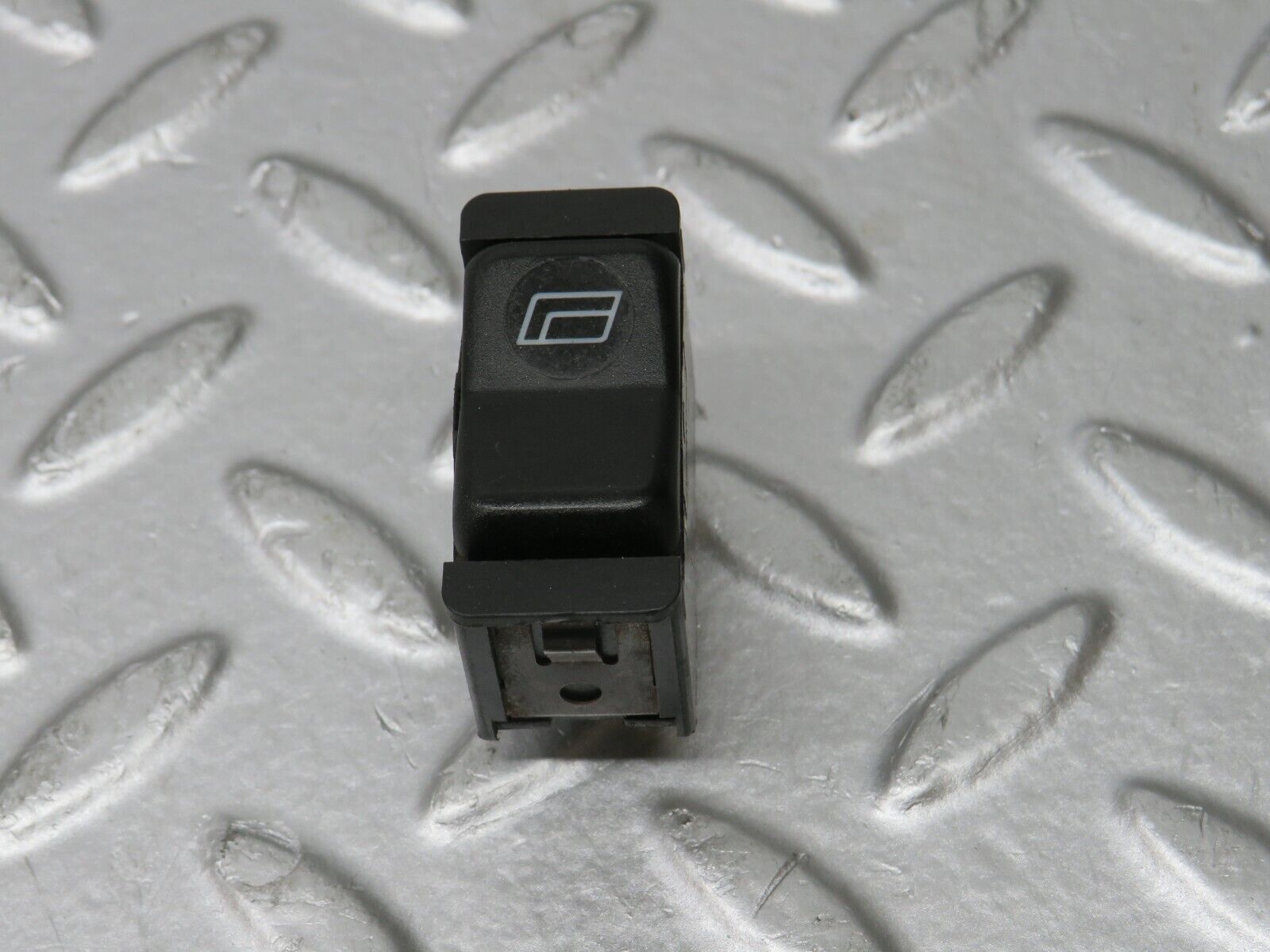 32209 Mercedes-Benz W123 230E Rear Right Electric Window Switch 0008208410