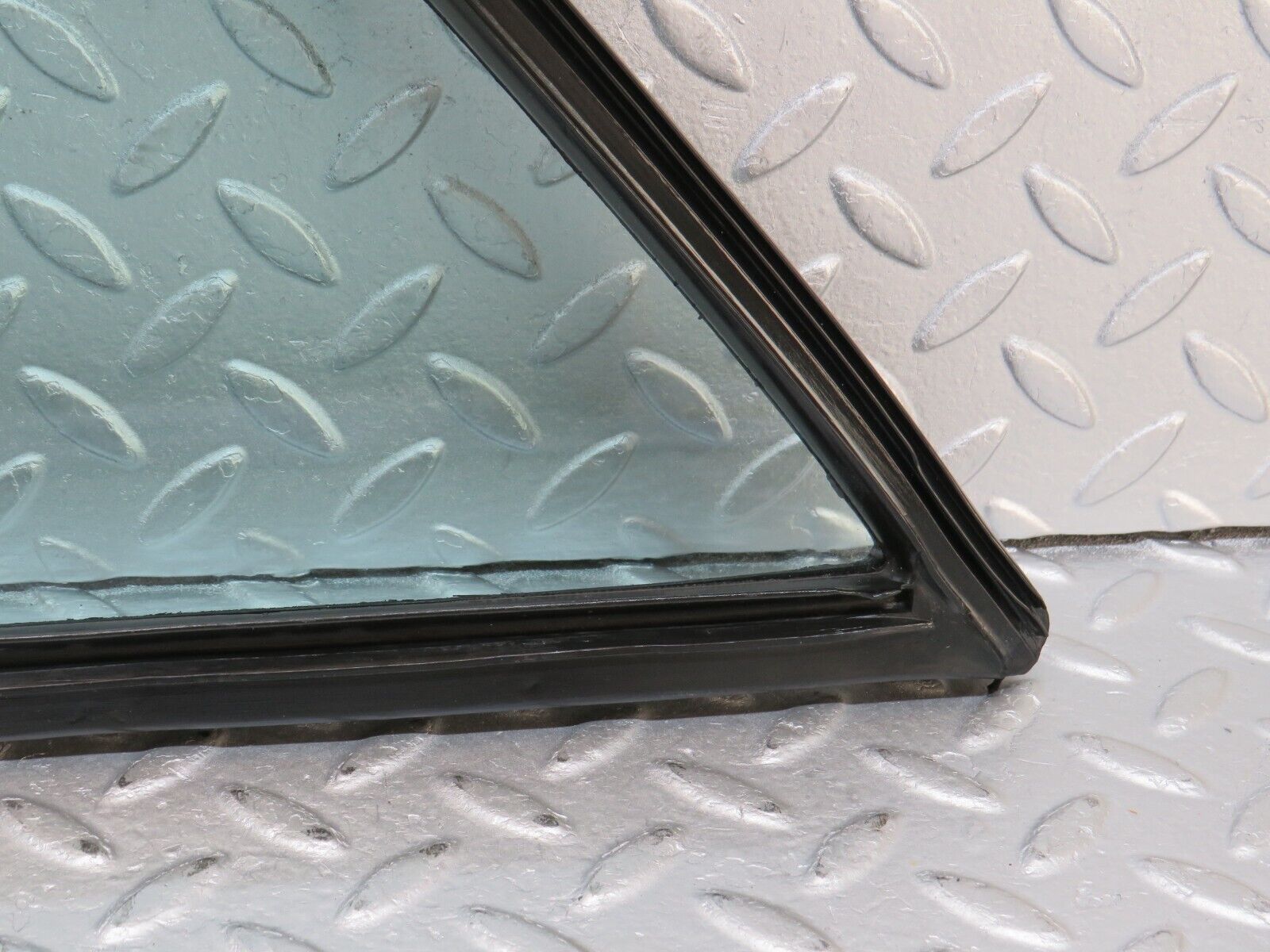 36062 Mercedes-Benz W126 420SE Rear Right Quarter Window 1267350224