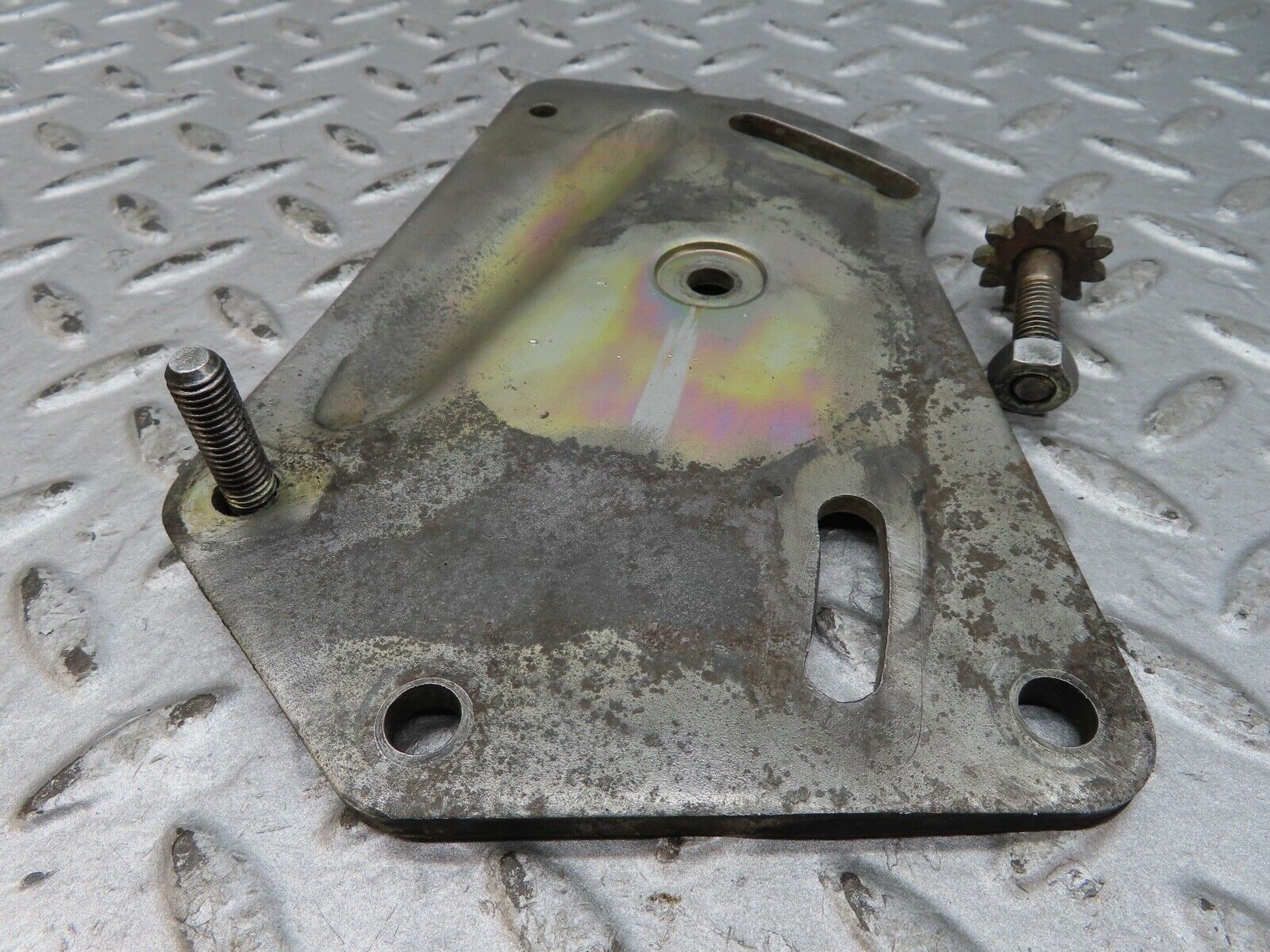 17686 Mercedes-Benz W116 450SEL Power Steering Pump Bracket
