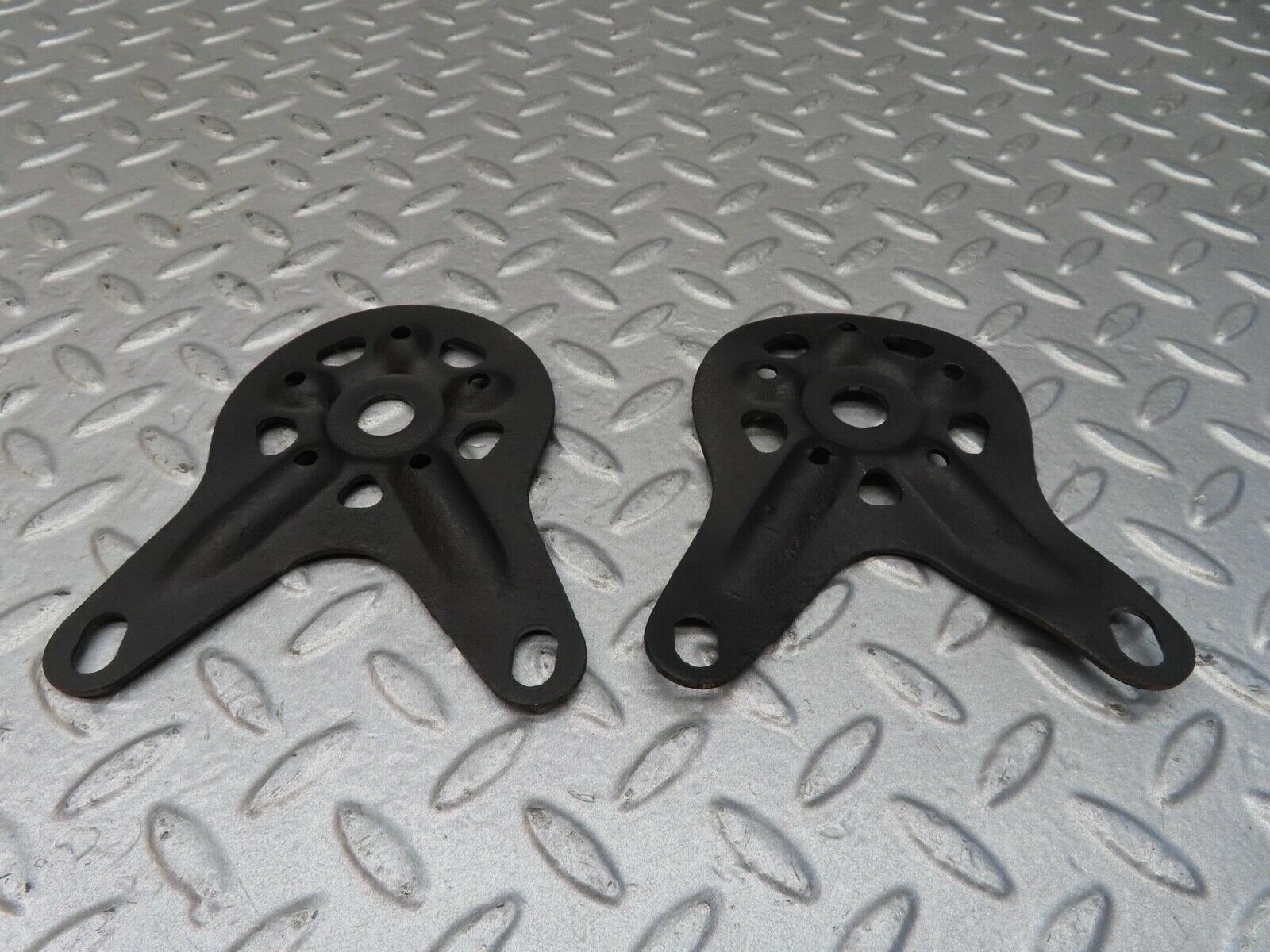 14283 Mercedes-Benz W116 350SE Rear Suspension Axle Mounting Bracket