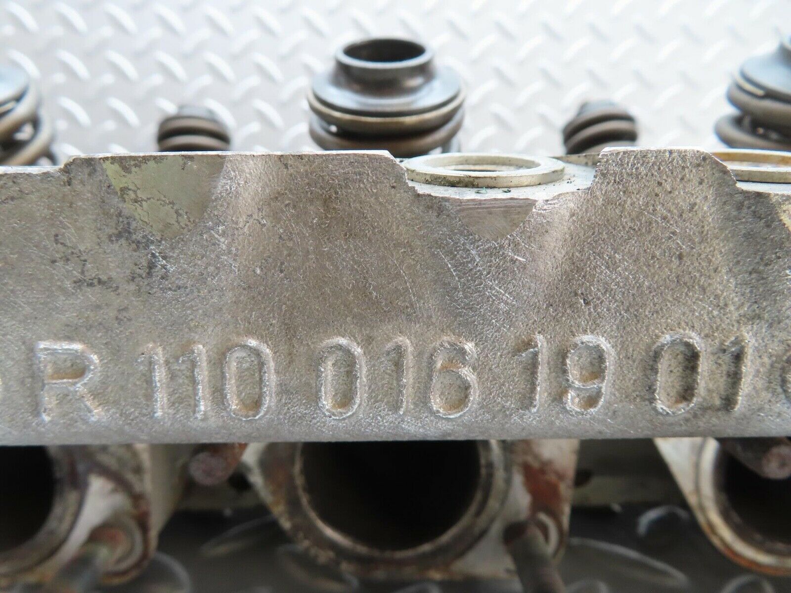 16072 Mercedes-Benz W123 280E Cylinder Head 1100161901