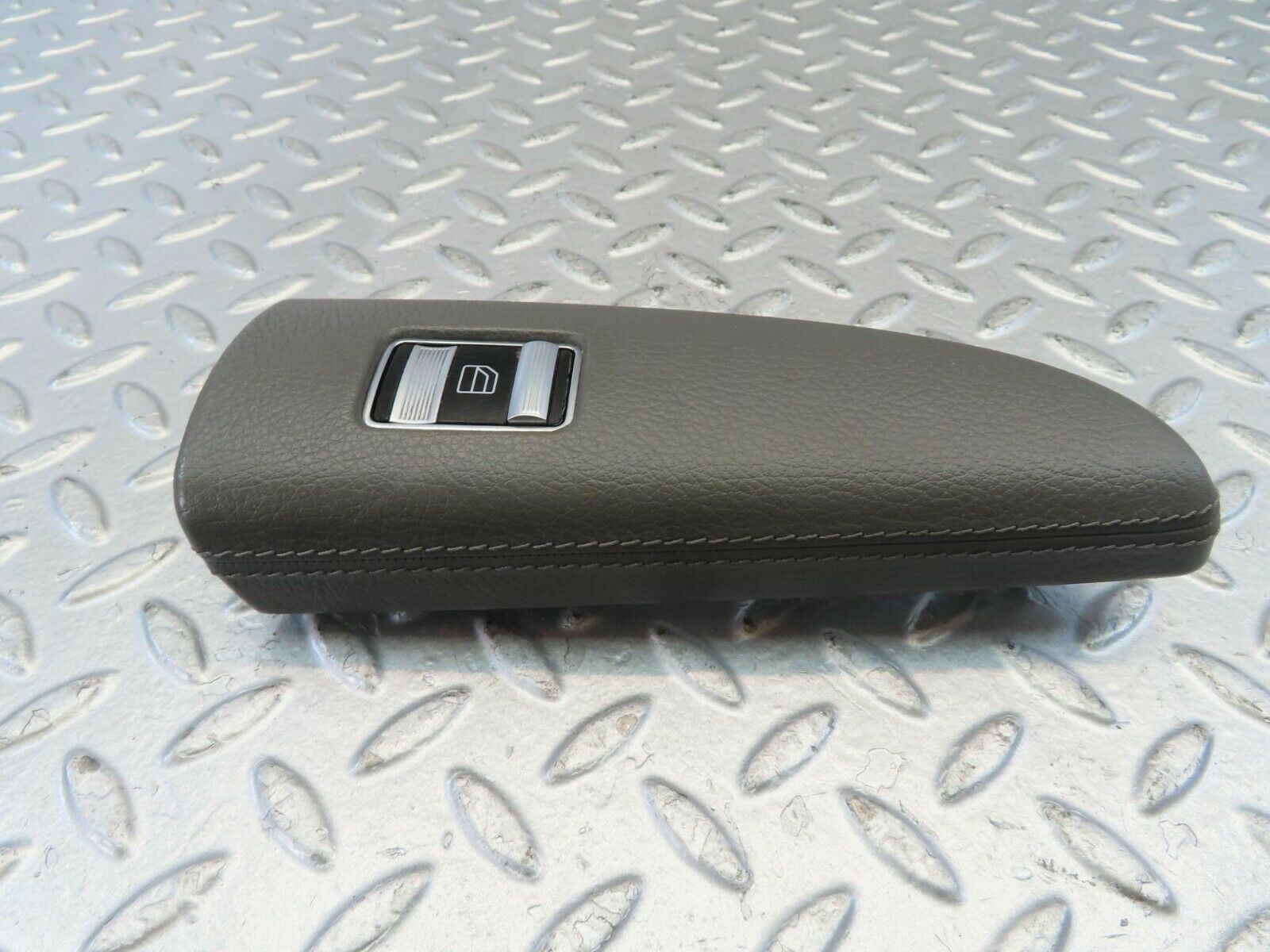 11182 Mercedes-Benz W221 S320 Front Left Window Control Switch P0107070