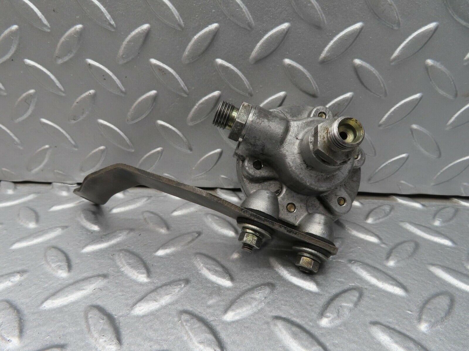 12812 Mercedes-Benz W111 220SE Oil Pressure Damper