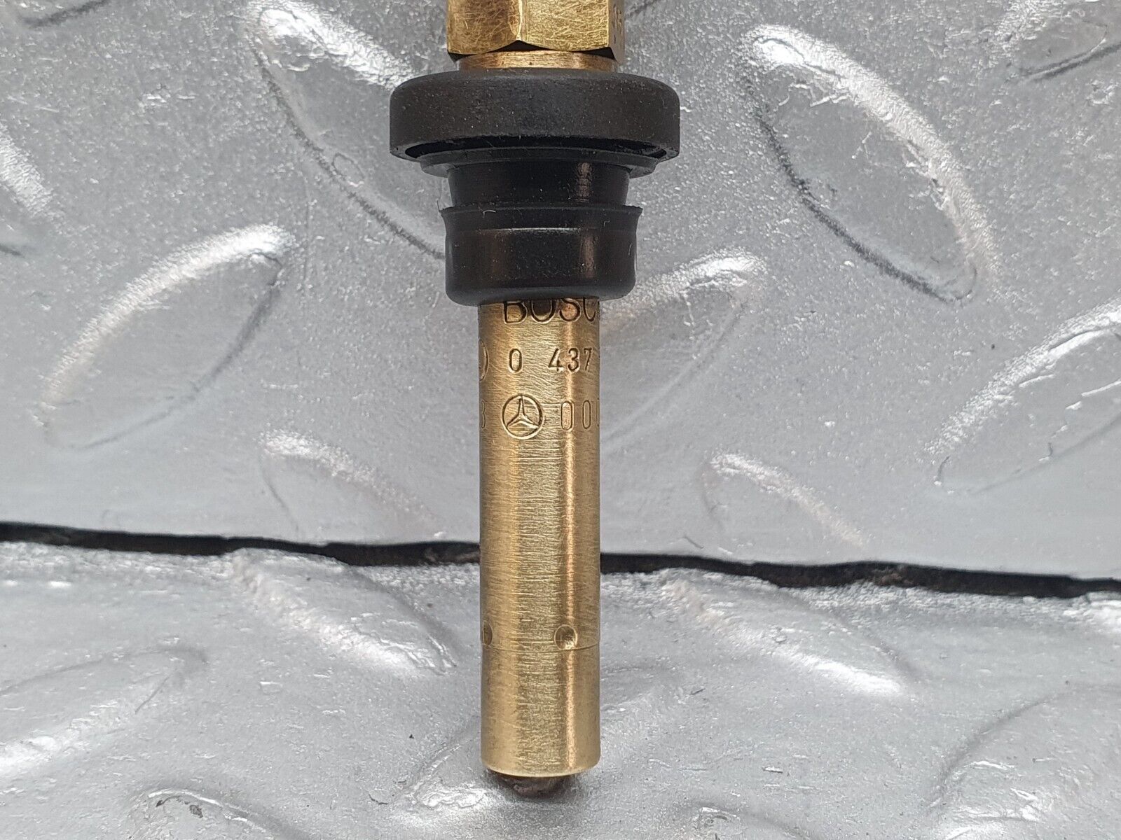 41037 Mercedes-Benz W126 300SE Fuel Injector Bosch 0000785623 0437502047