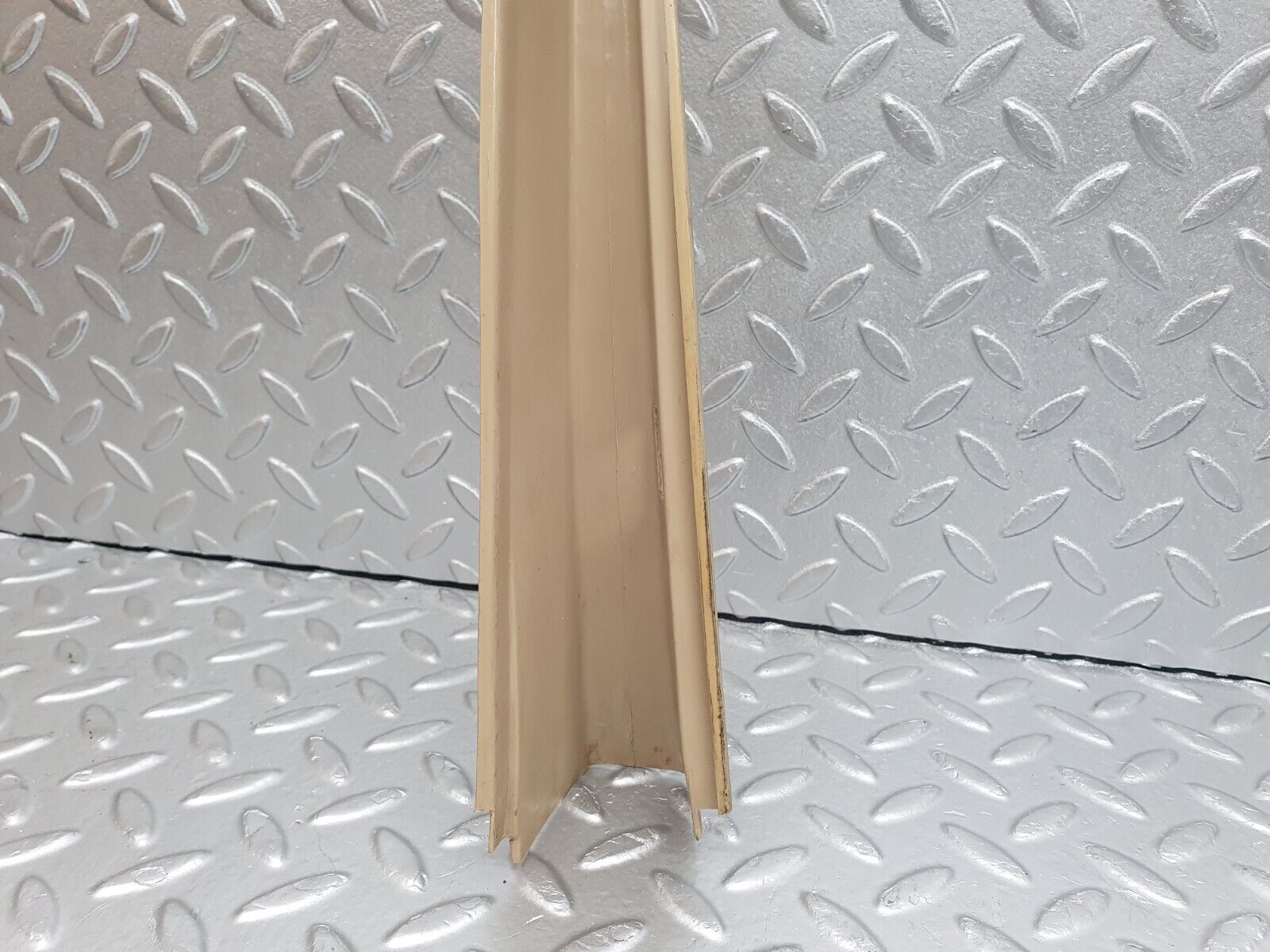 40978 Mercedes-Benz W126 300SE Front Right Door Window Frame Cover 1267250471