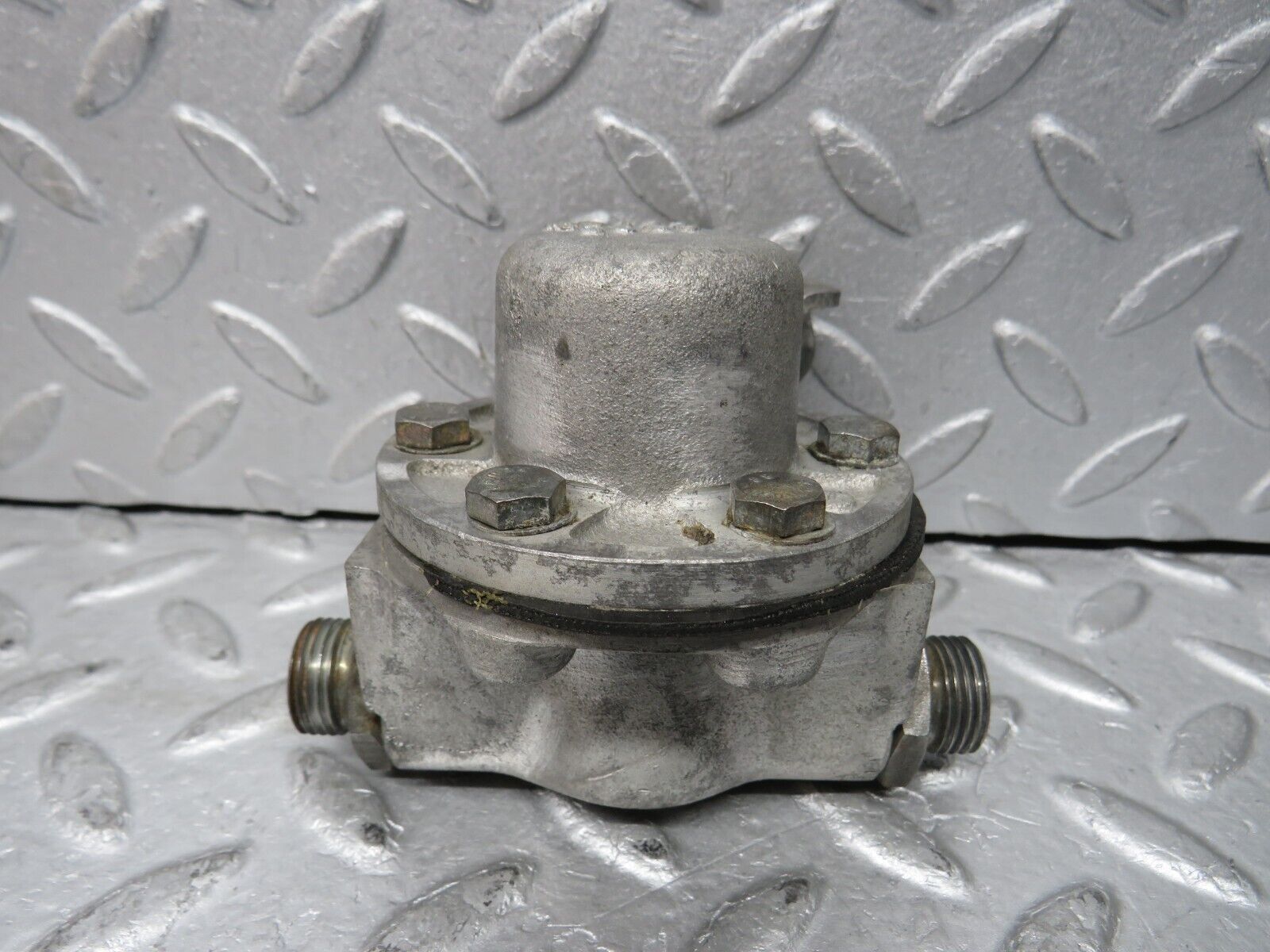 37647 Mercedes-Benz W109 300SEL Oil Pressure Damper 1161870094 1161870096