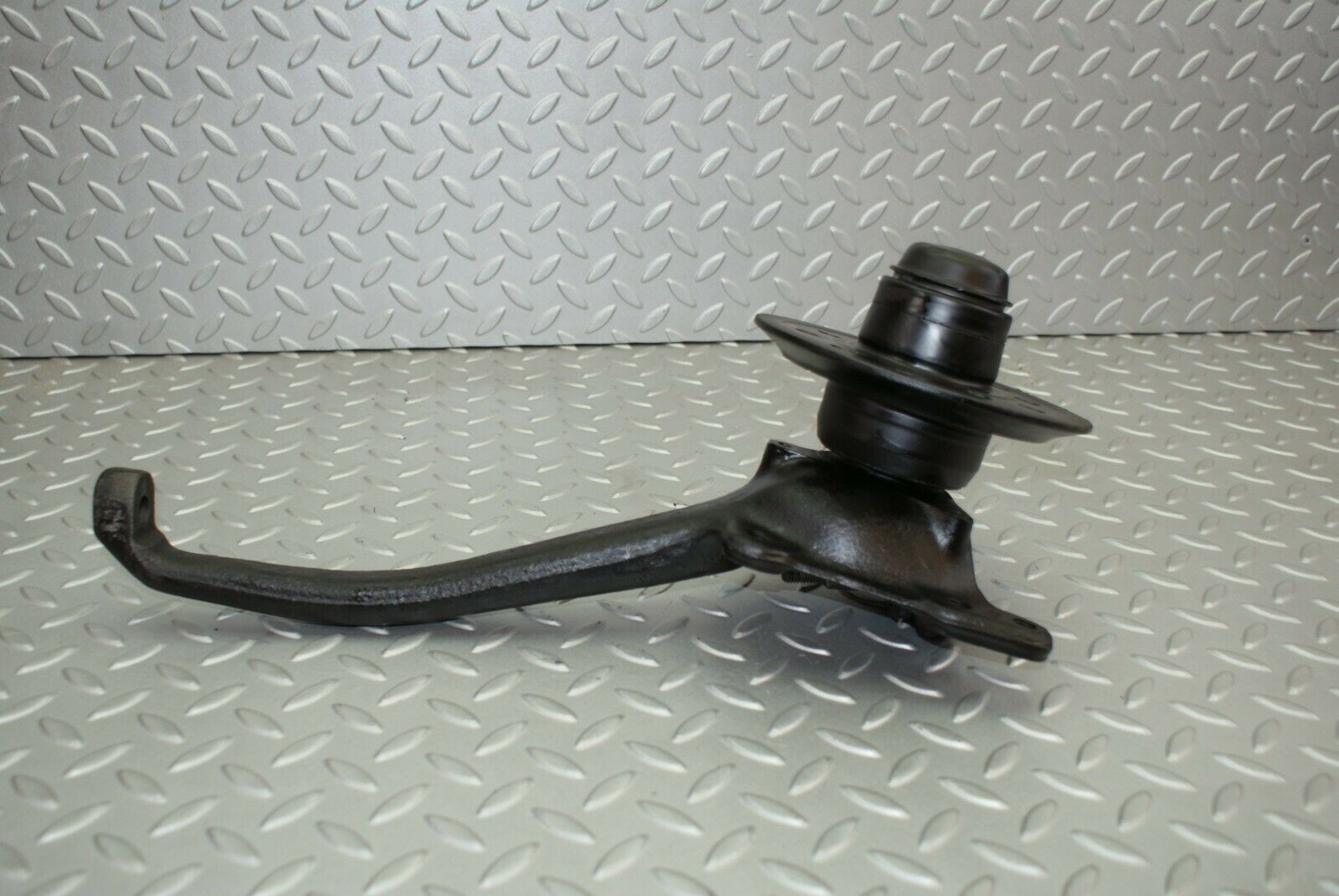 2702 Mercedes-Benz W116 350SE Wheel Hub Front Right