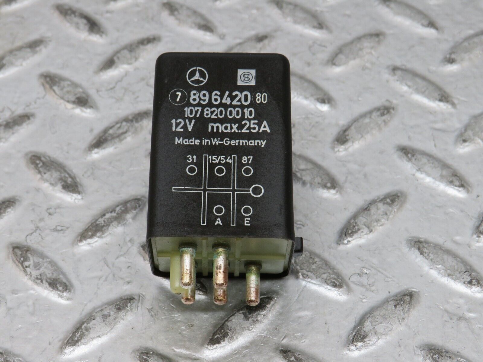 27860 Mercedes-Benz W123 280E Rear Heated Window Relay 1078200010