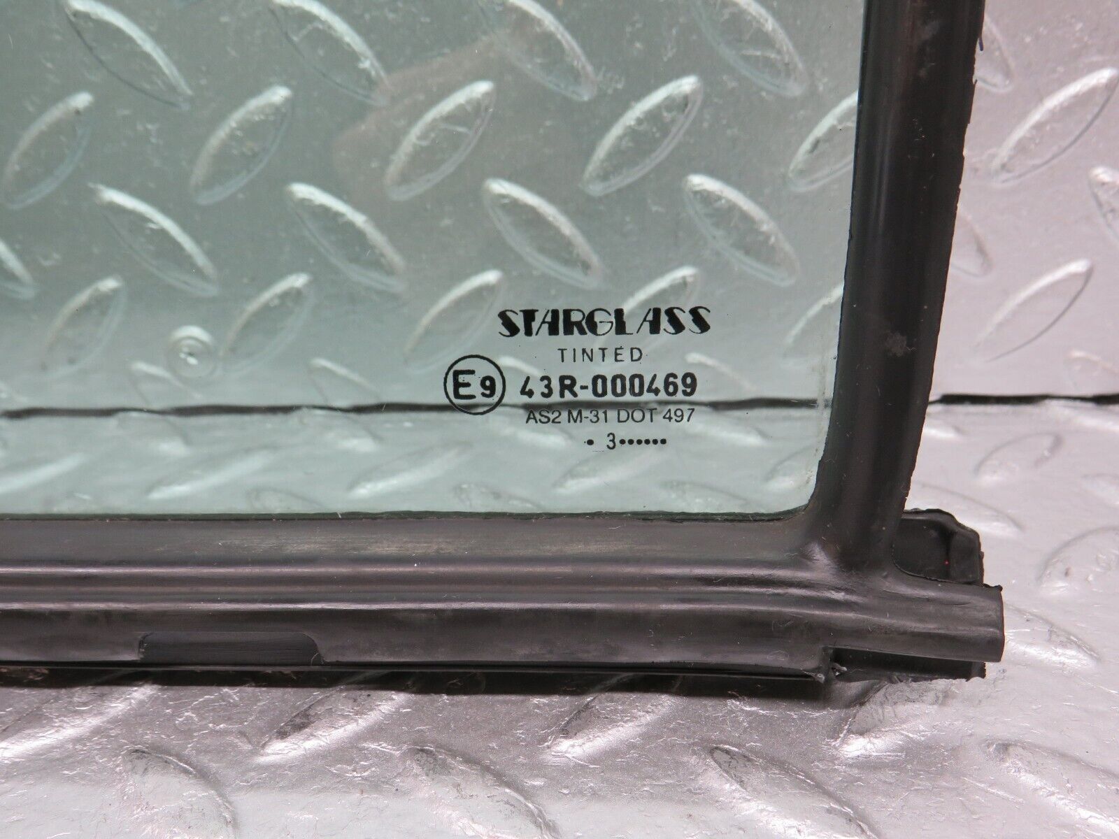 33142 Mercedes-Benz W123 Rear Right Quarter Window Glass 1237350224