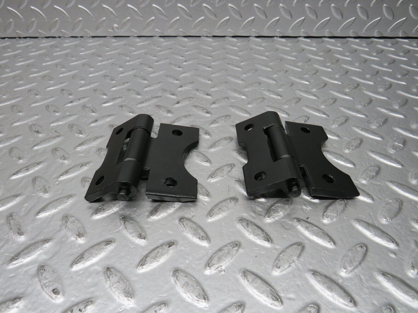 31120 Mercedes-Benz W123 200D Door Hinge Pair 1237200037