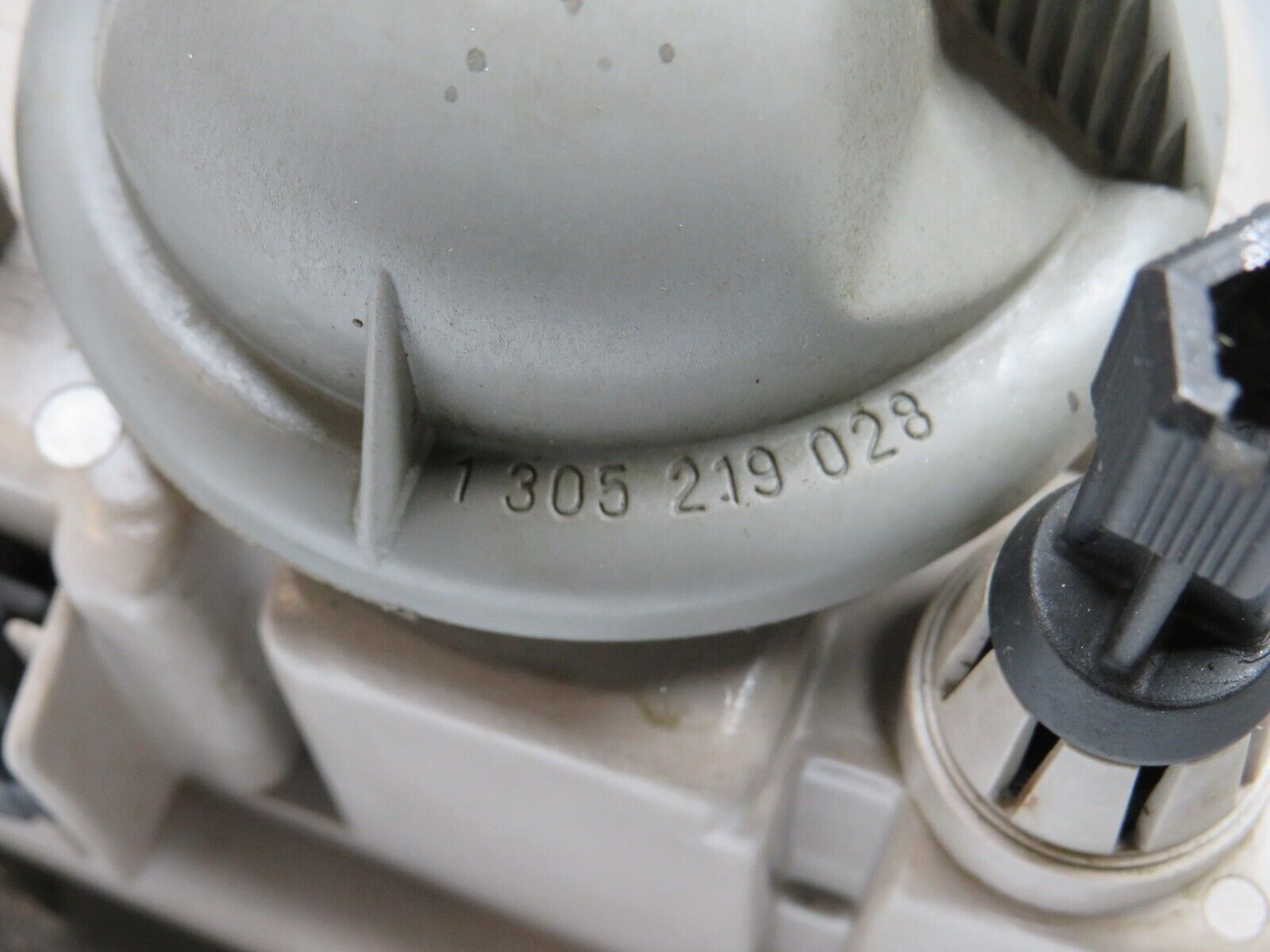 39611 Mercedes-Benz R129 320SL Coupe Front Left Fog Light Bosch 1305621696 1305230160 1305219028