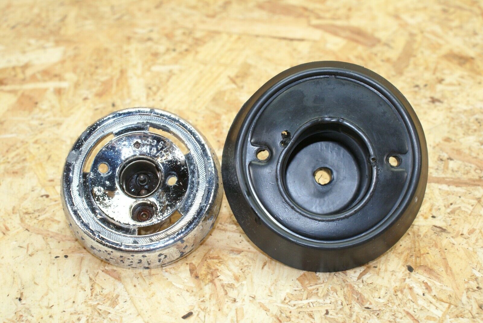 2291 Mercedes-Benz W105 219 PONTON Turn Signal Light Housing With Rubber