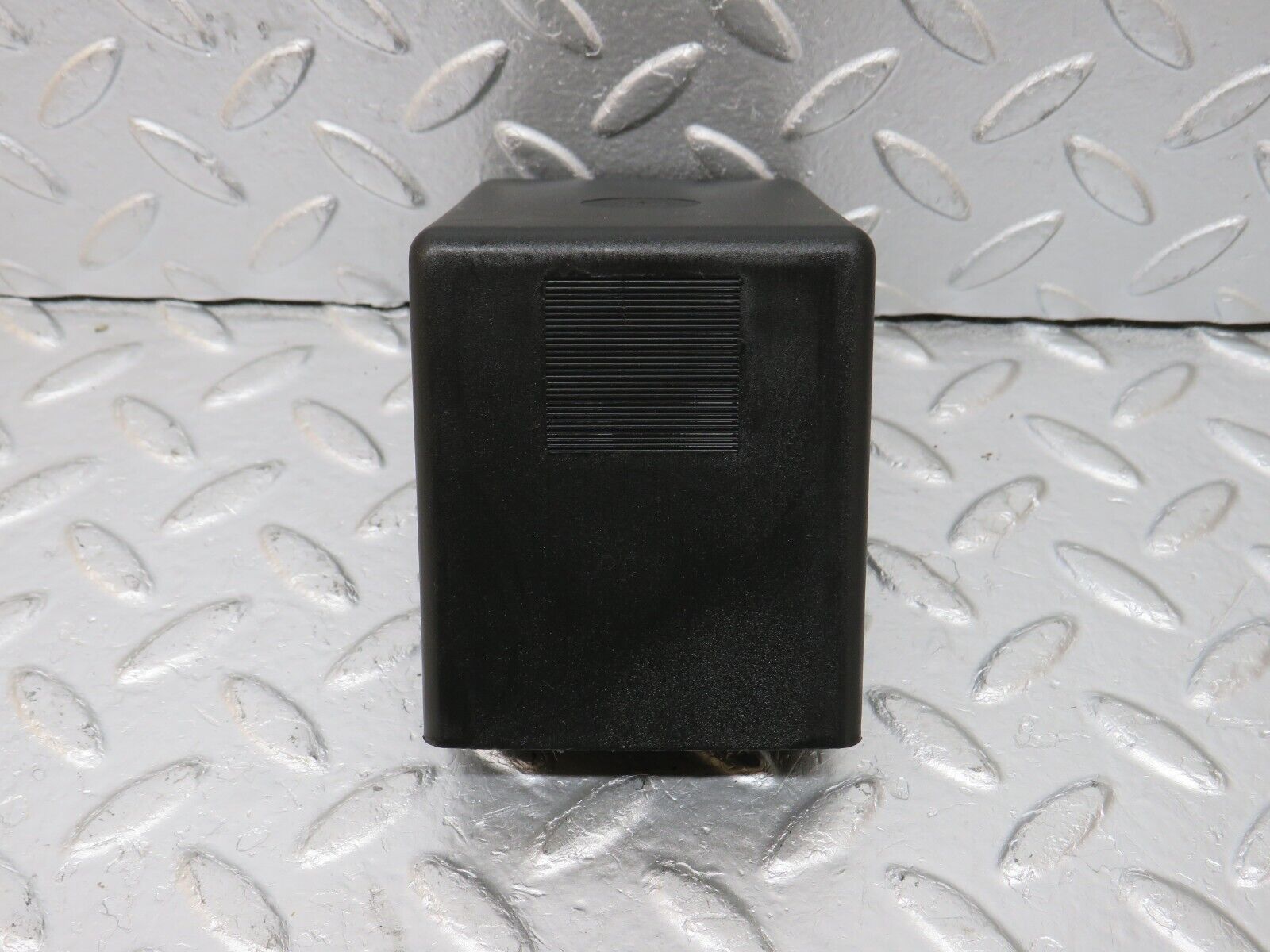 33703 Mercedes-Benz W201 190E 2.0L Relay Box Cover 2015450103