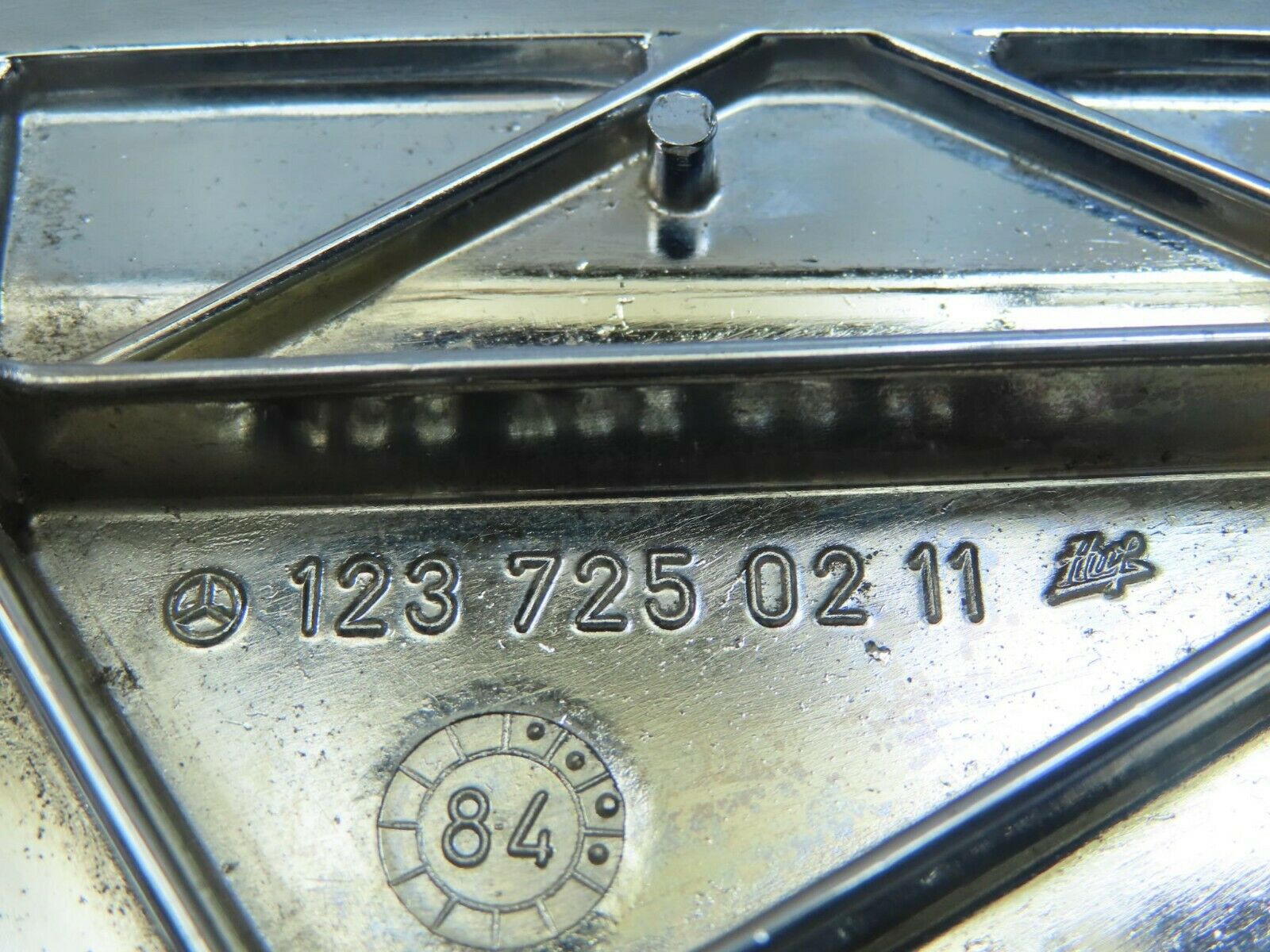 8810 Mercedes-Benz W123 Mirror Triangle Cover Right 1237250211