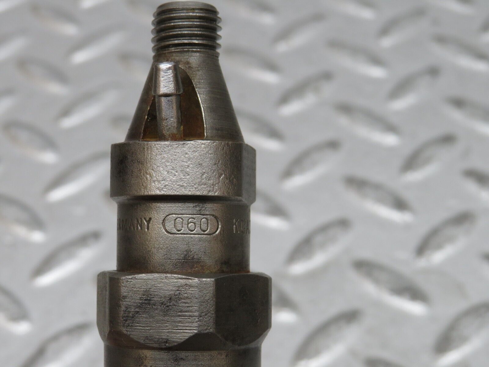 28502 Mercedes-Benz S123 240D Wagon Fuel Injector Bosch KCA30S35/4