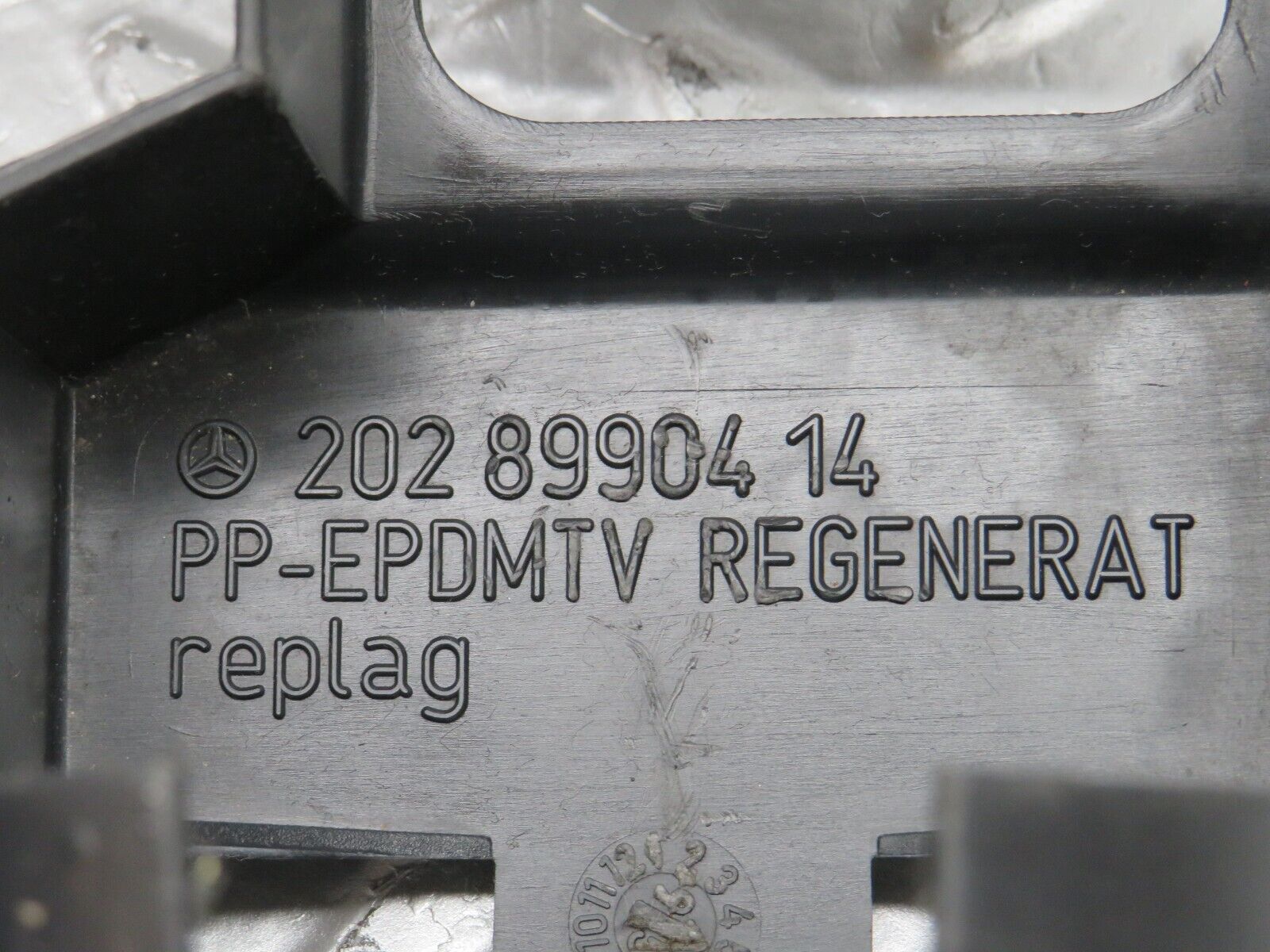 33240 Mercedes-Benz W202 C180 Car Jack Holder Cover 2028990414