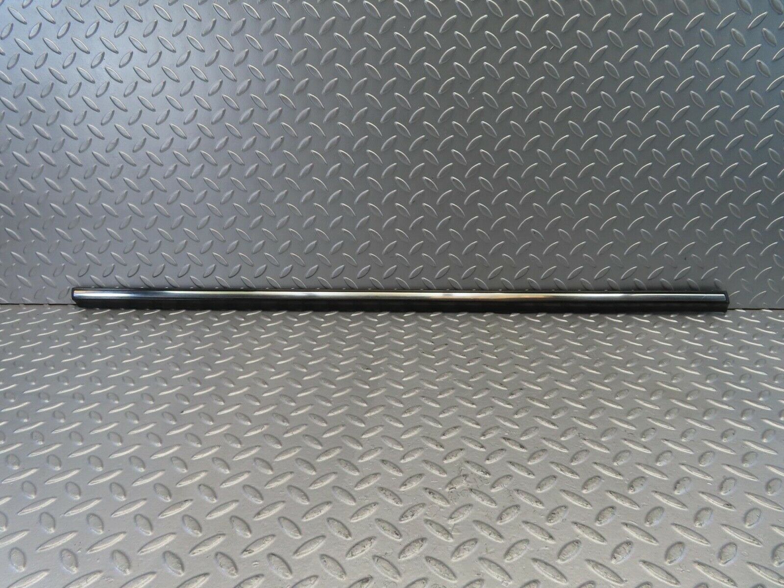 11044 Mercedes-Benz W123 Front Left Door Centre Moulding Trim