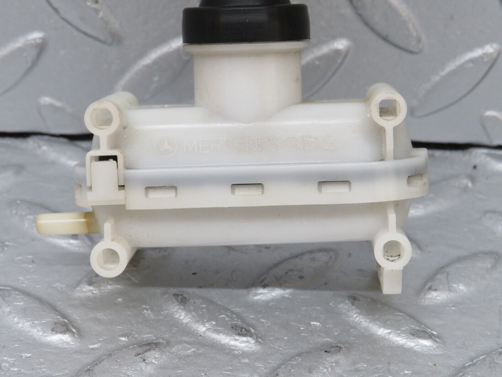 36632 Mercedes-Benz W201 190E 2.0L Rear Right Door Lock Vacuum Actuator