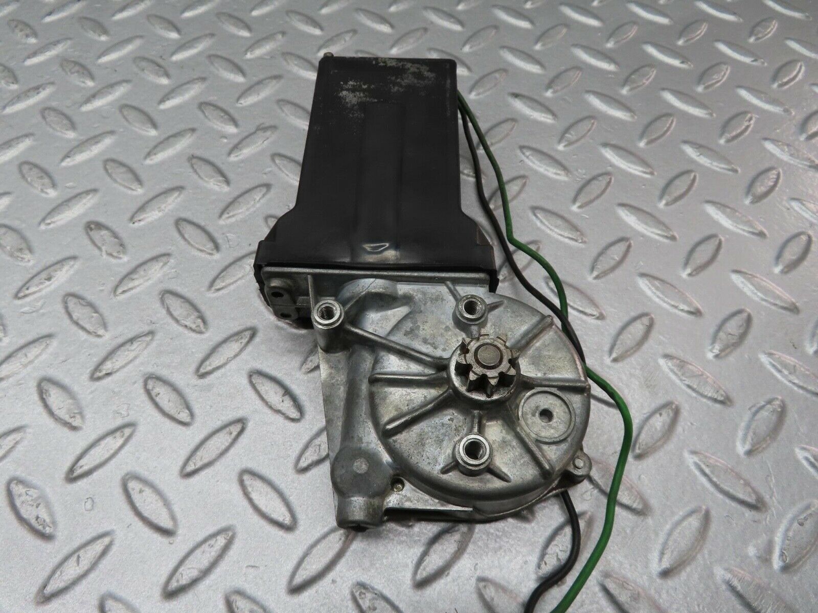 12424 Mercedes-Benz W108 280SE 3.5 Window Regulator Motor Rear Left 0132001101