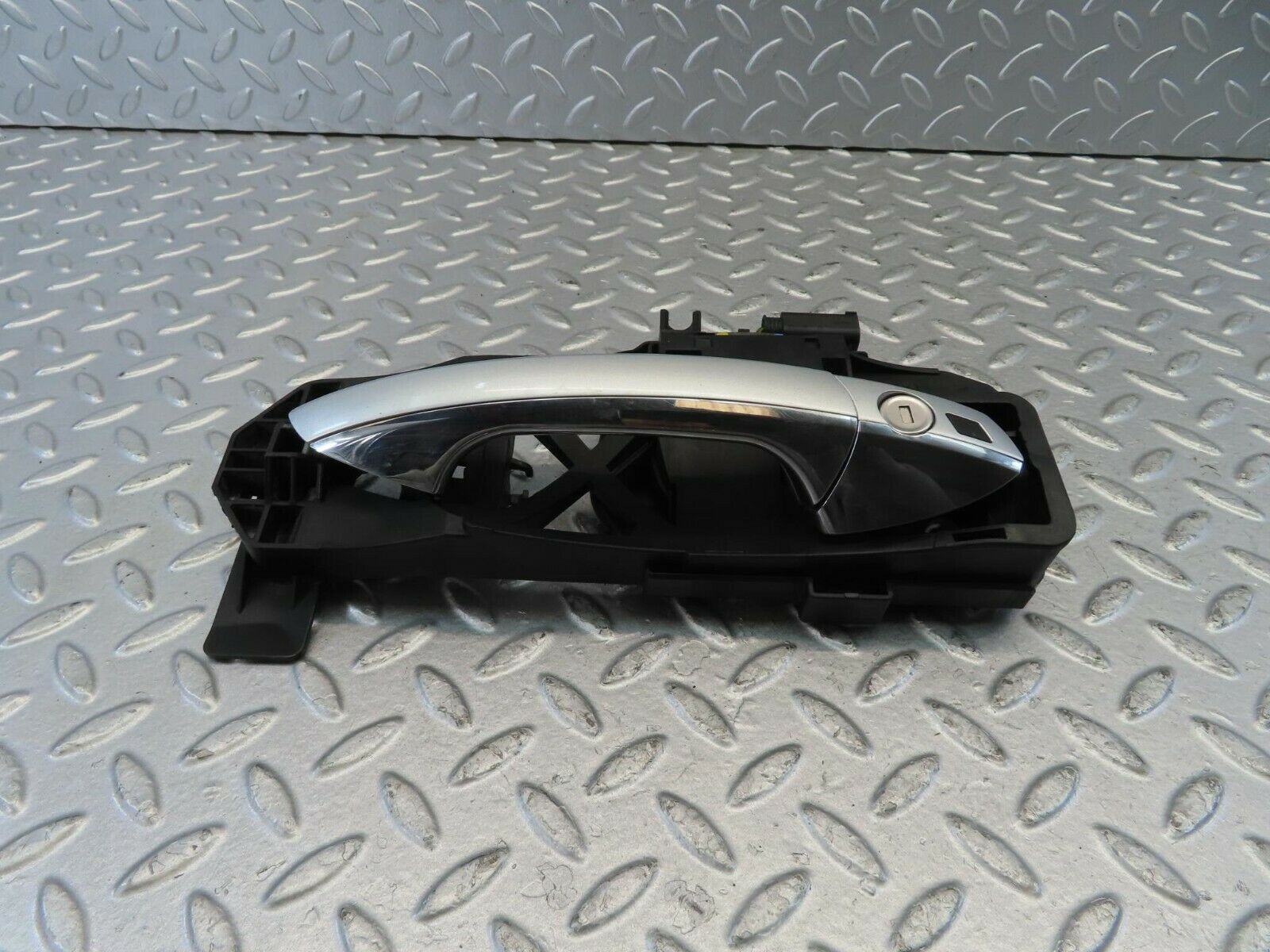 11176 Mercedes-Benz W221 S320 Front Right Door Handle