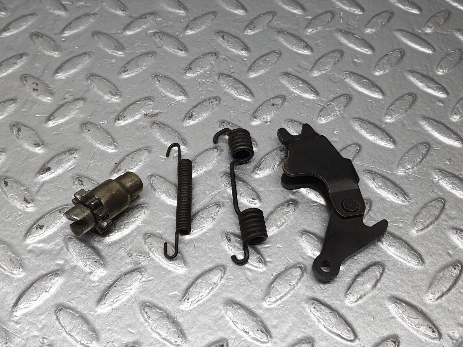 40823 Mercedes-Benz W123 300D Rear Brake Shoes Set Left Side 1234230006