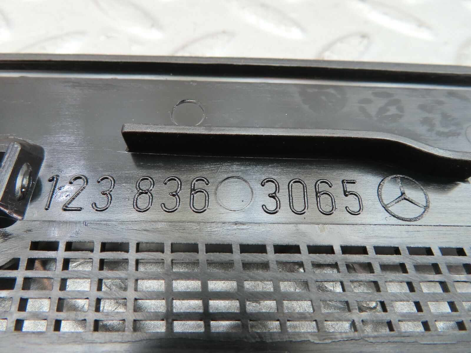 9577 Mercedes-Benz C123 280CE Coupe Air Intake Grill Right Side 1238363065