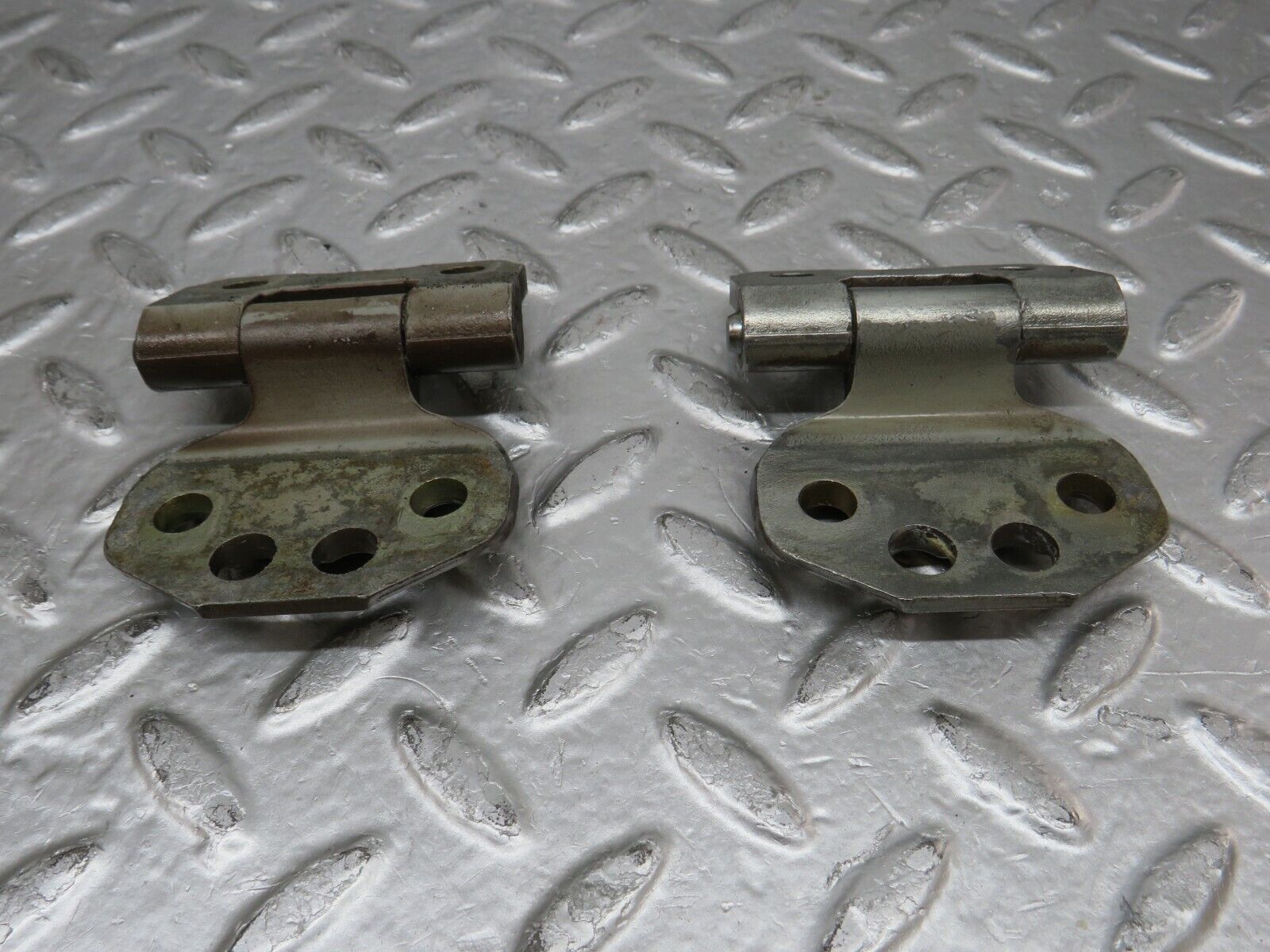 29603 Mercedes-Benz W124 230E Left Door Hinge Pair
