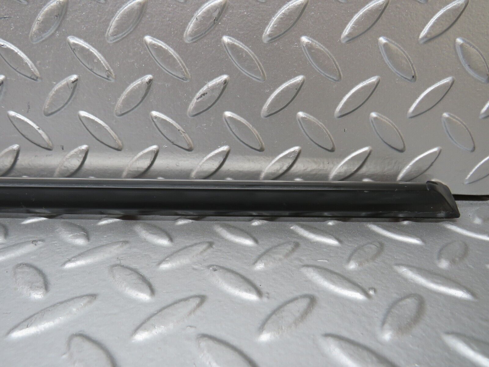 27892 Mercedes-Benz W123 280E Rear Right Door Centre Moulding Trim