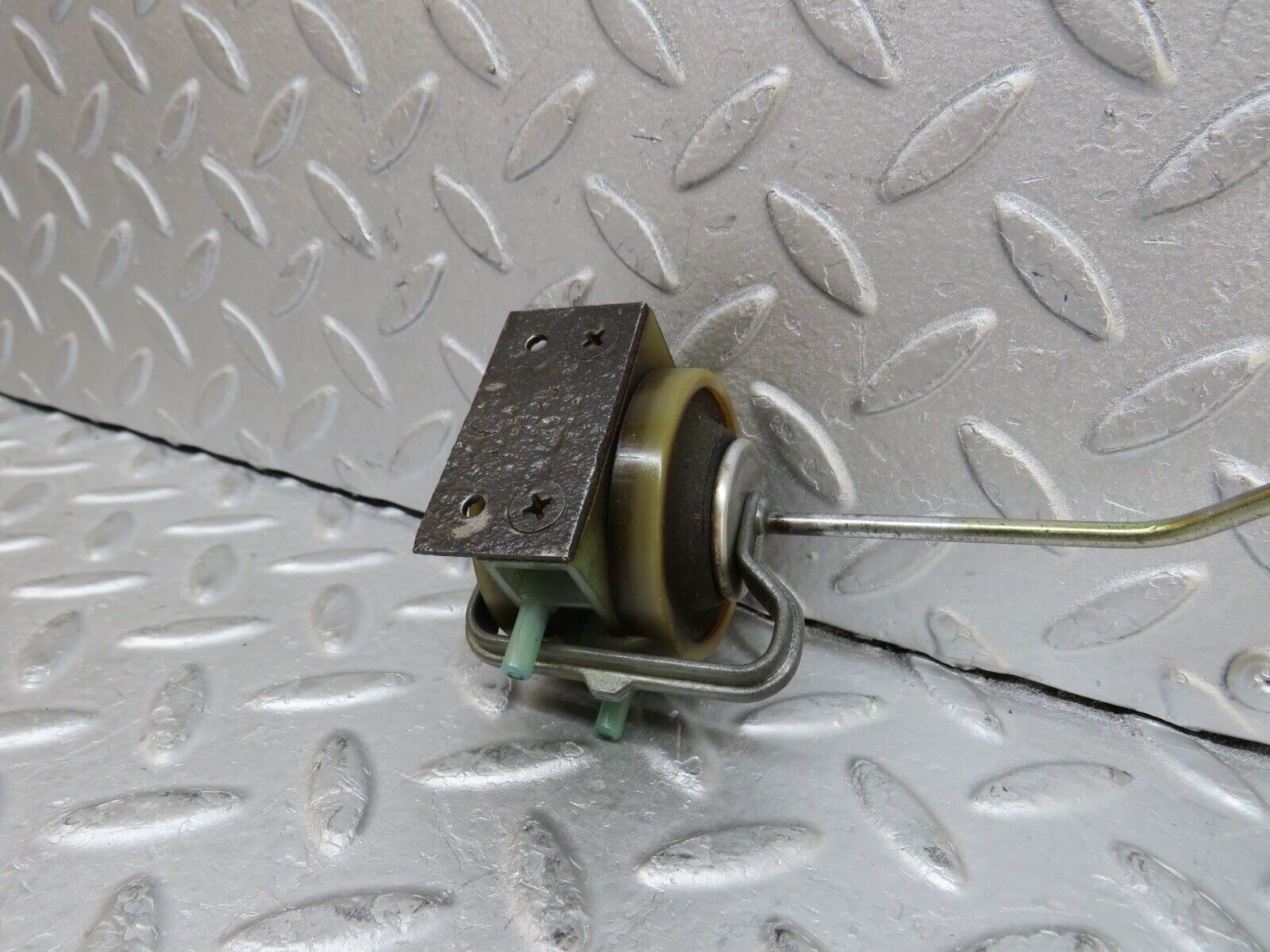 37292 Mercedes-Benz W109 300SEL Rear Right Door Lock Vacuum Actuator