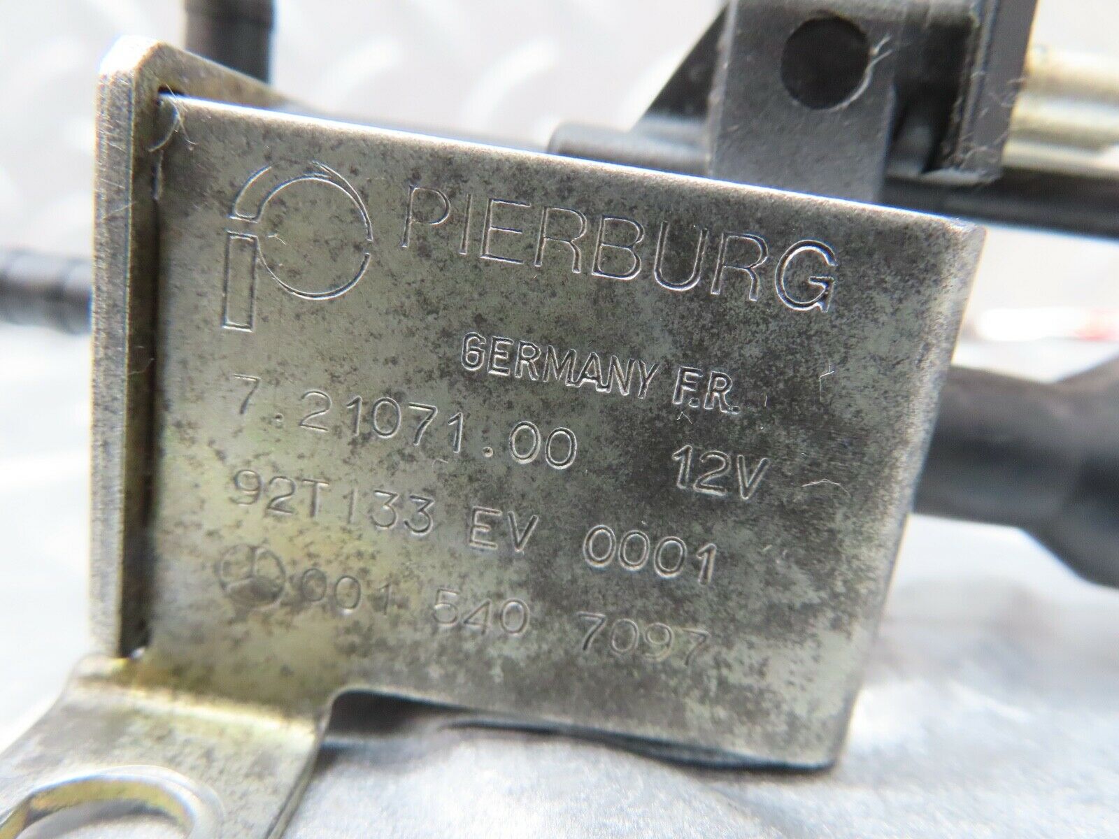 17448 Mercedes-Benz R129 300SL Coupe Vacuum Control Valve 0015407097