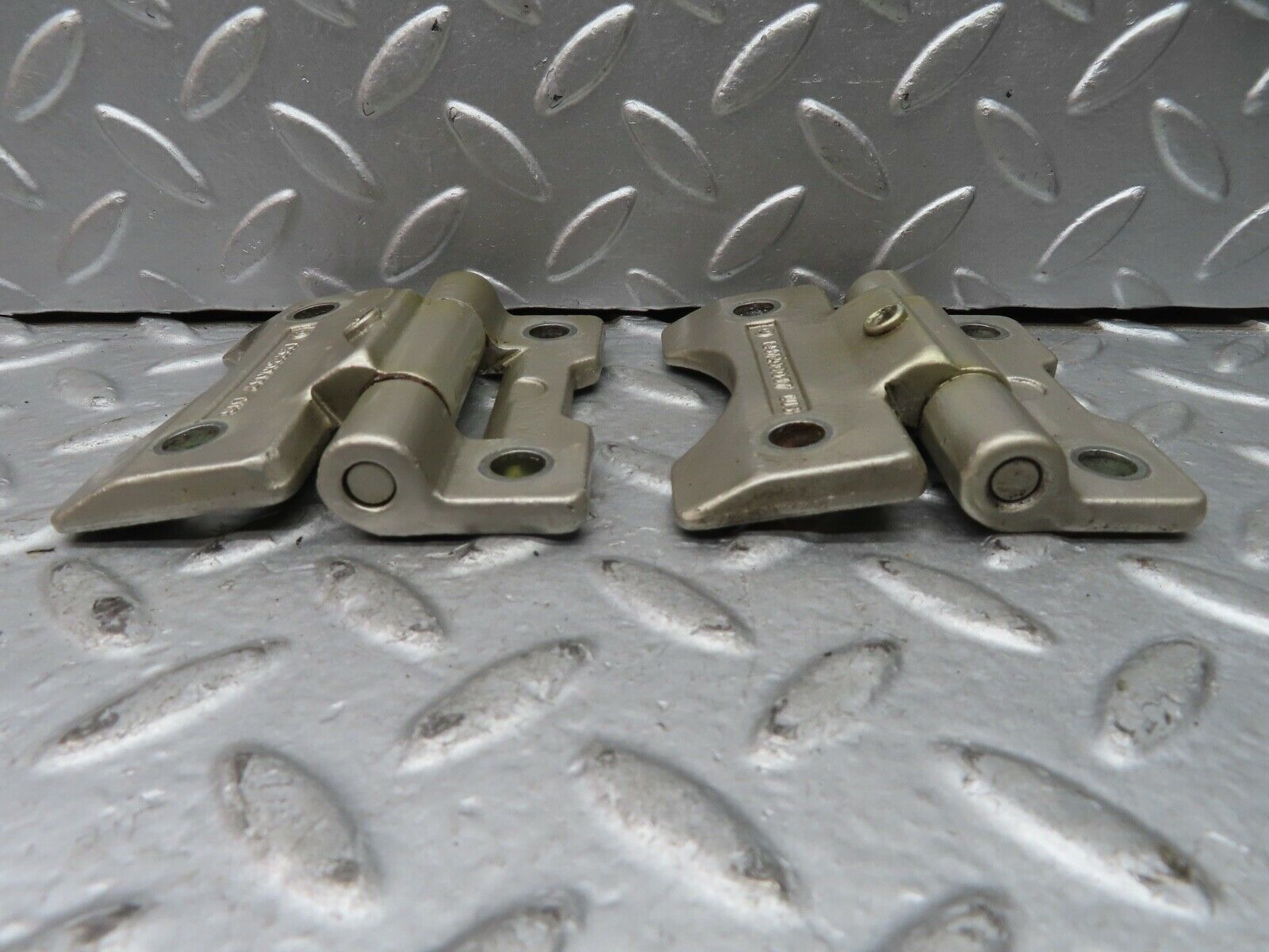 21488 Mercedes-Benz W126 300SE Door Hinges Pair 1237200037