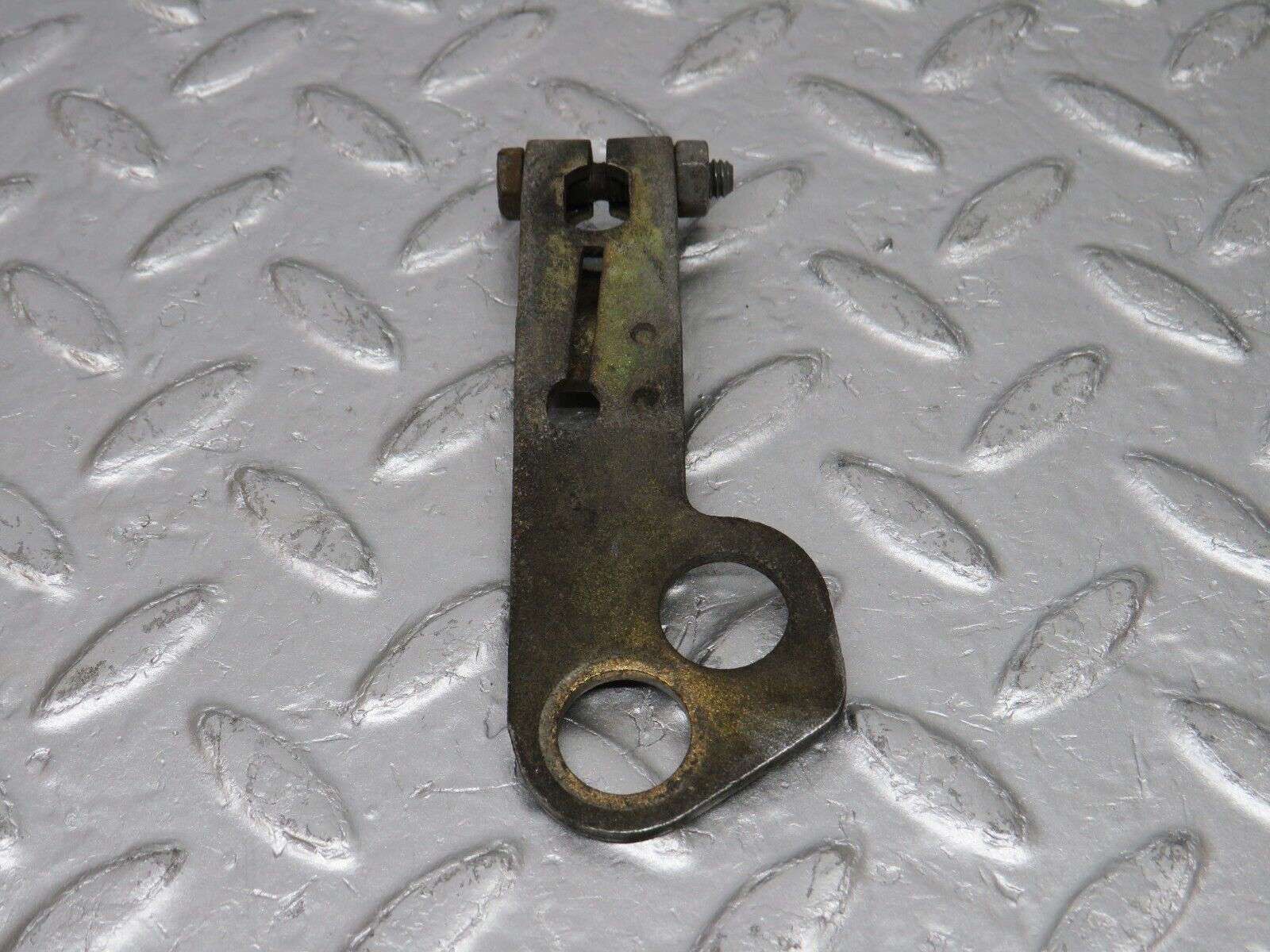 33134 Mercedes-Benz W126 380 V8 M116 Gearbox Linkage Bracket